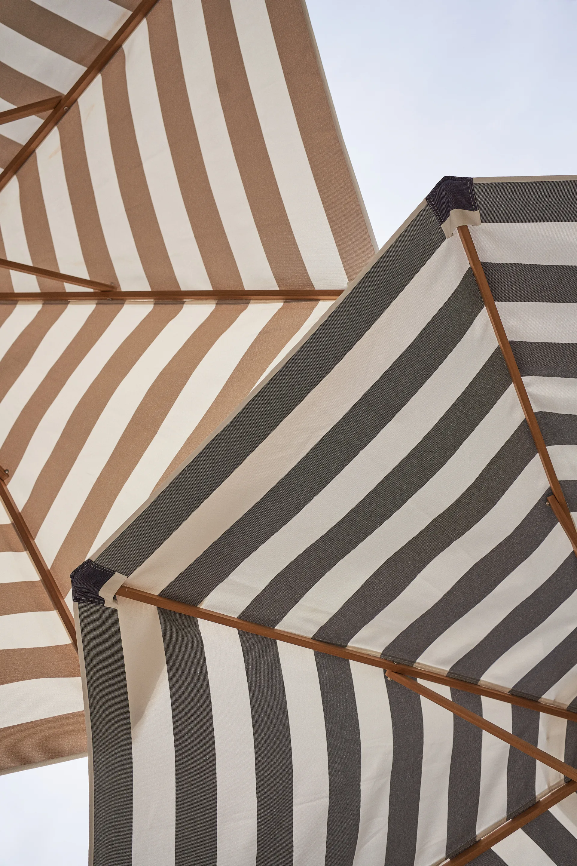 Hisshult parasoll Ø270 cm, Blue stripe-teak 1898