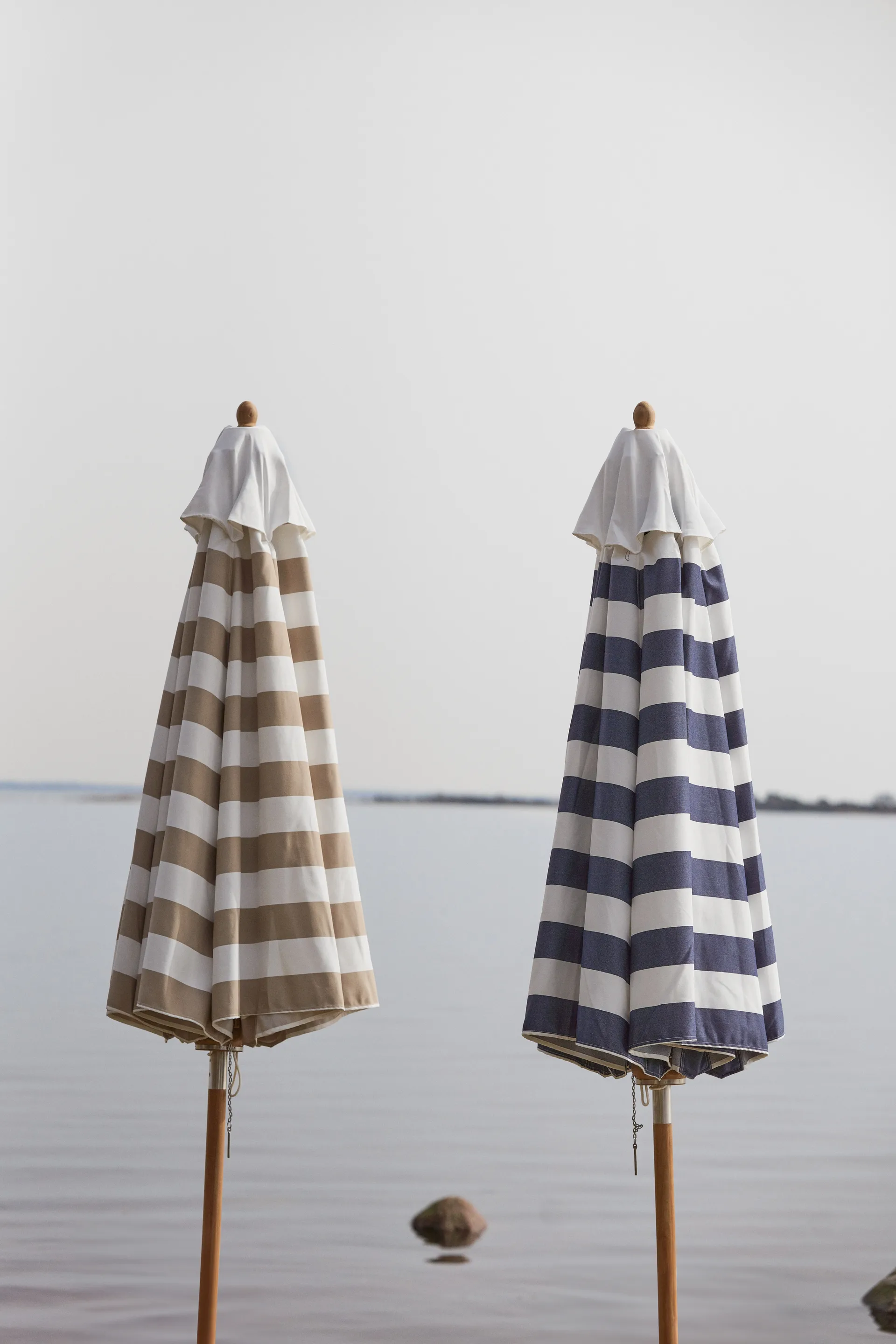 Hisshult parasoll Ø270 cm, Blue stripe-teak 1898