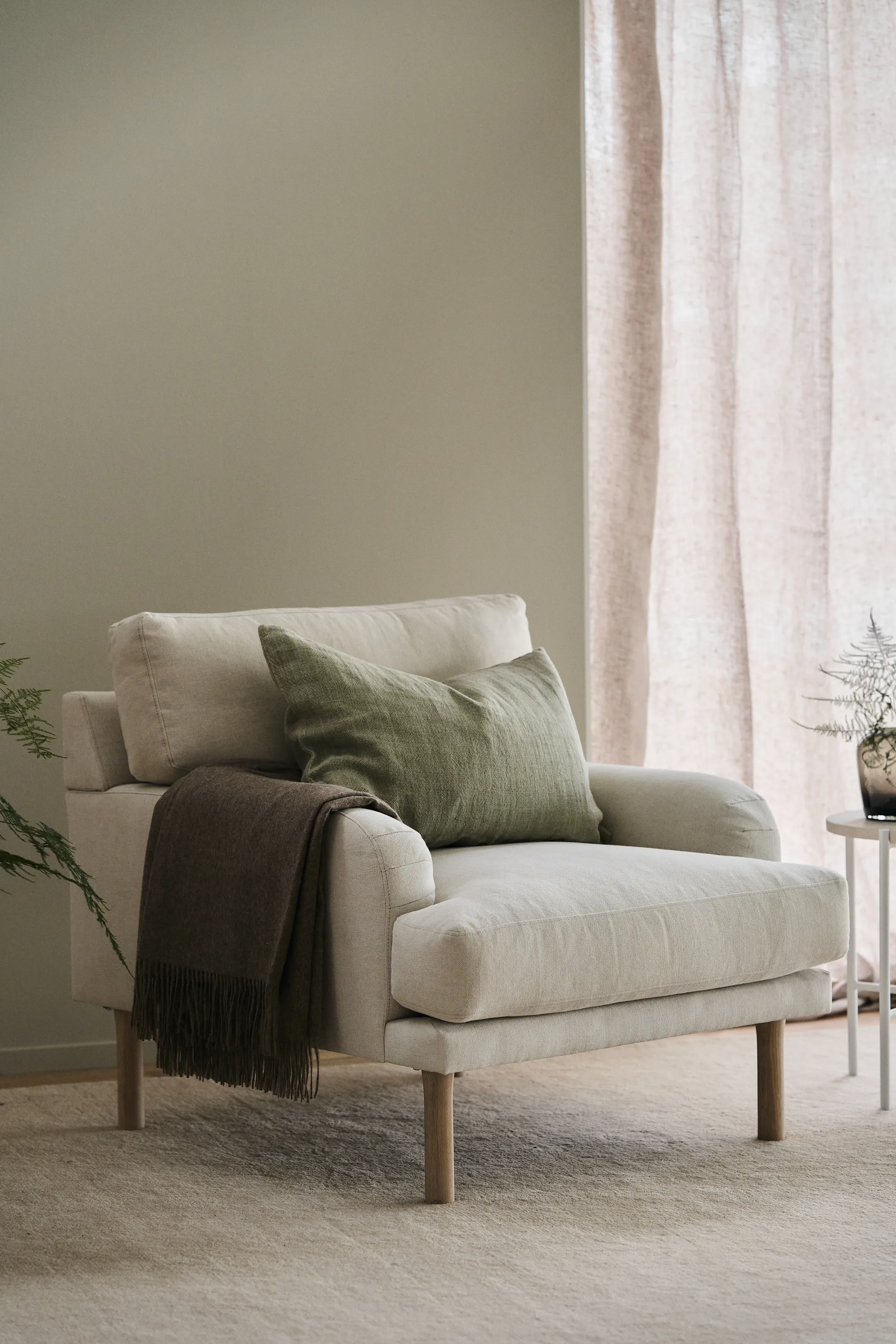 Lidnäs fåtölj, Caleido Beige 9600-vitoljad ek 1898
