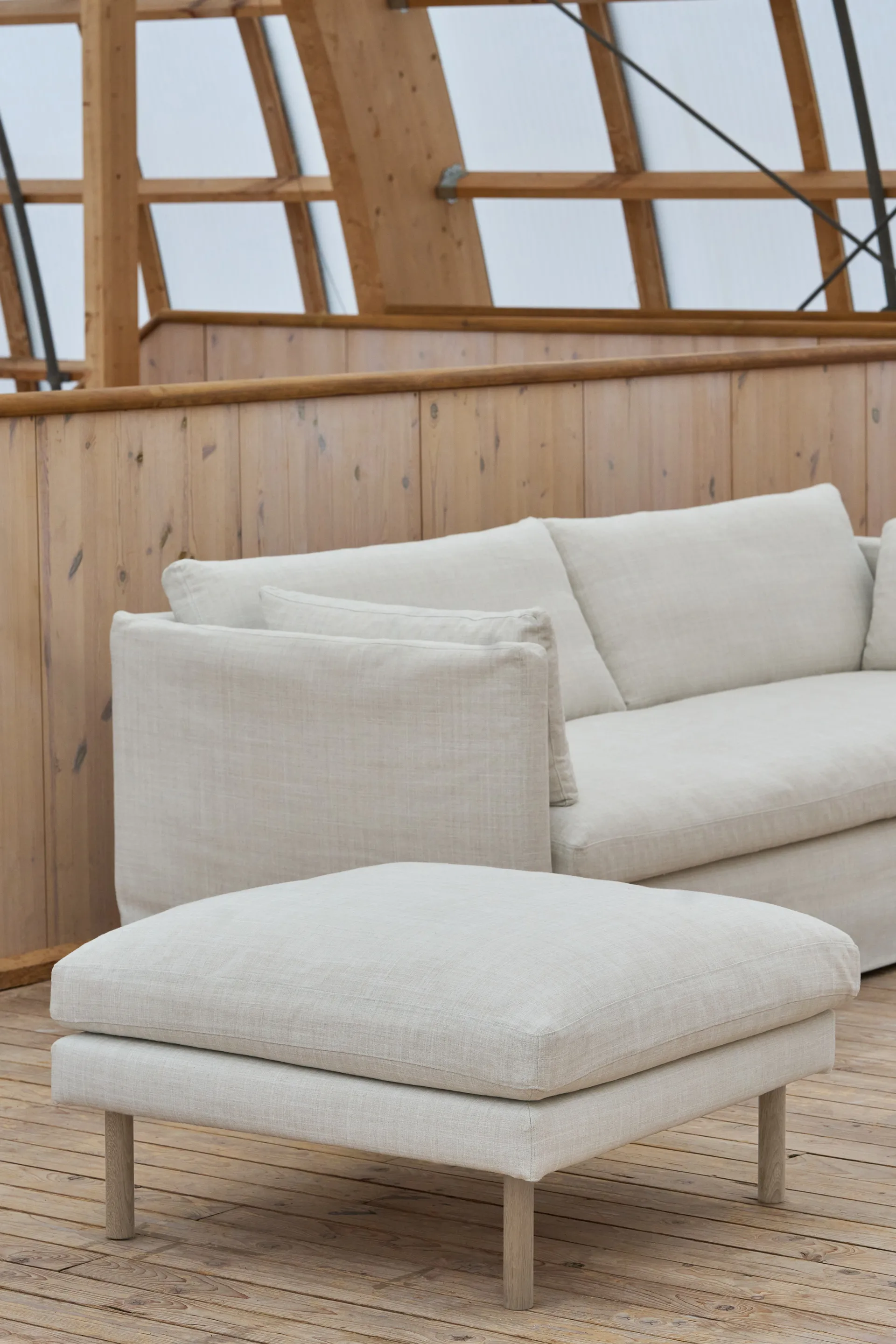 Linnevik soffa, Oslo Nature 1540-vitoljad ek, 4-sits, med kappa 1898