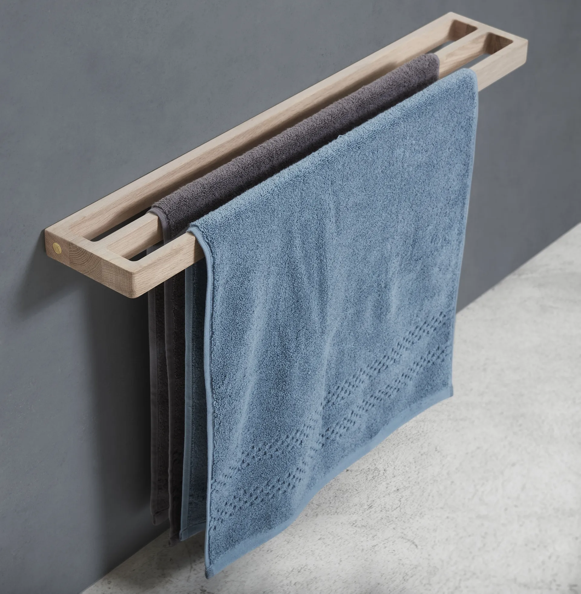 Andersen handduksstång dubbel 73,5 cm, Lacquered oak Andersen Furniture