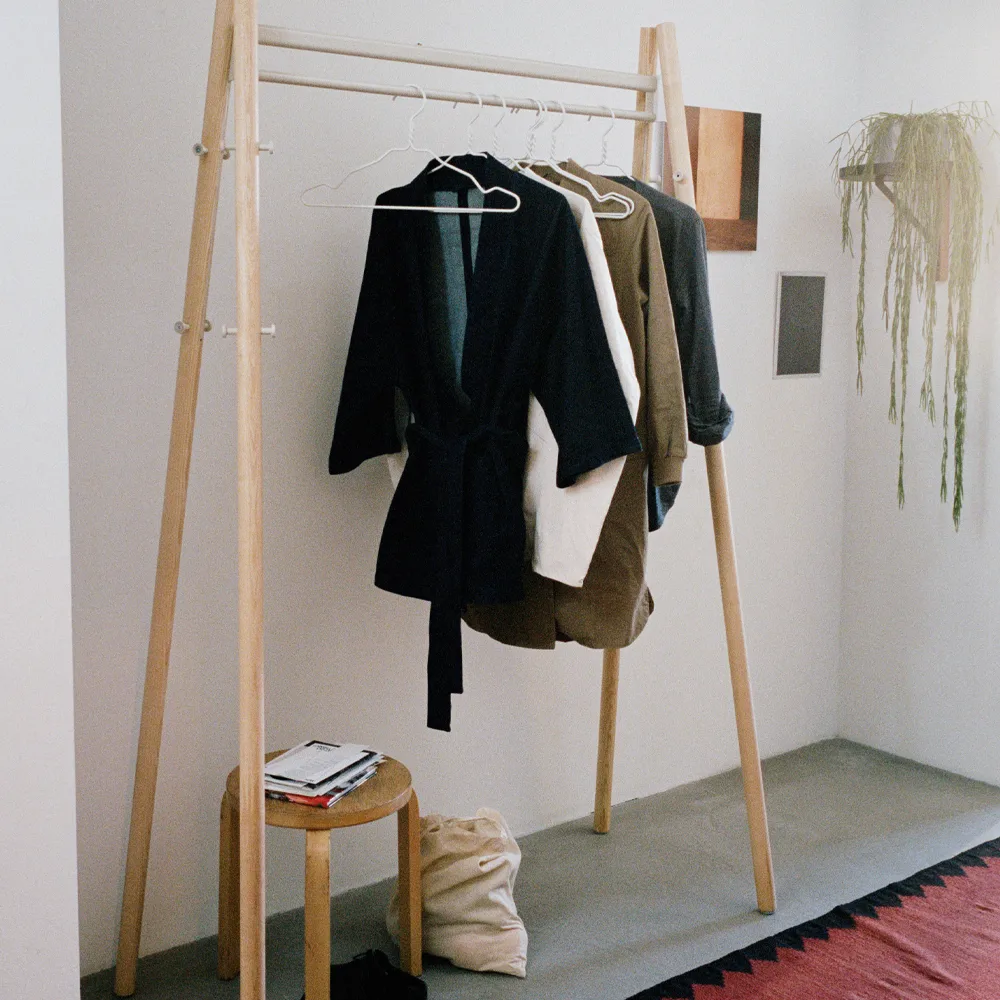 Kiila coat stand tamburmajor, Svart ask-Svarta krokar Artek