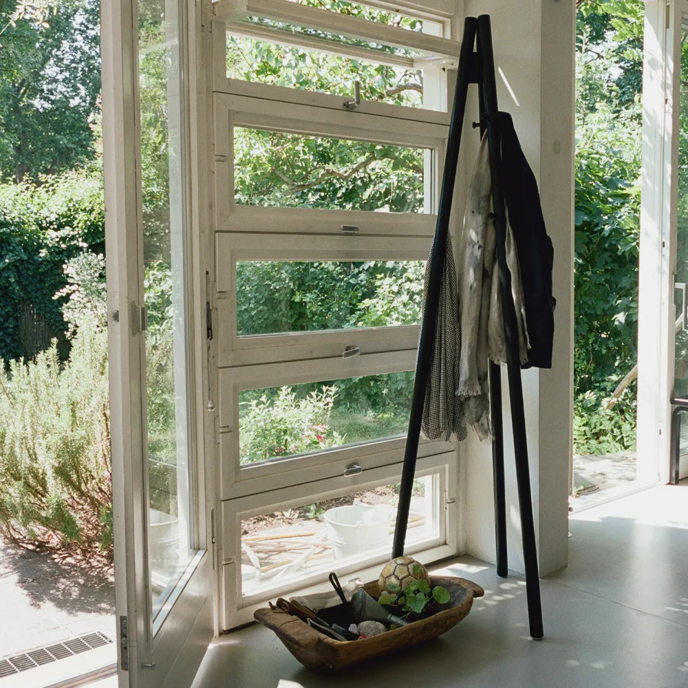 Kiila coat stand tamburmajor, Svart ask-Svarta krokar Artek