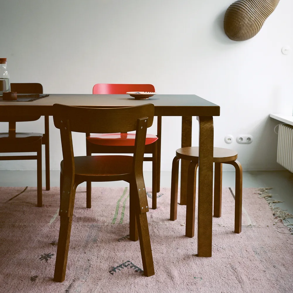 Stool E60 pall 4 st ben, Naturlackerad björk-Gul Artek