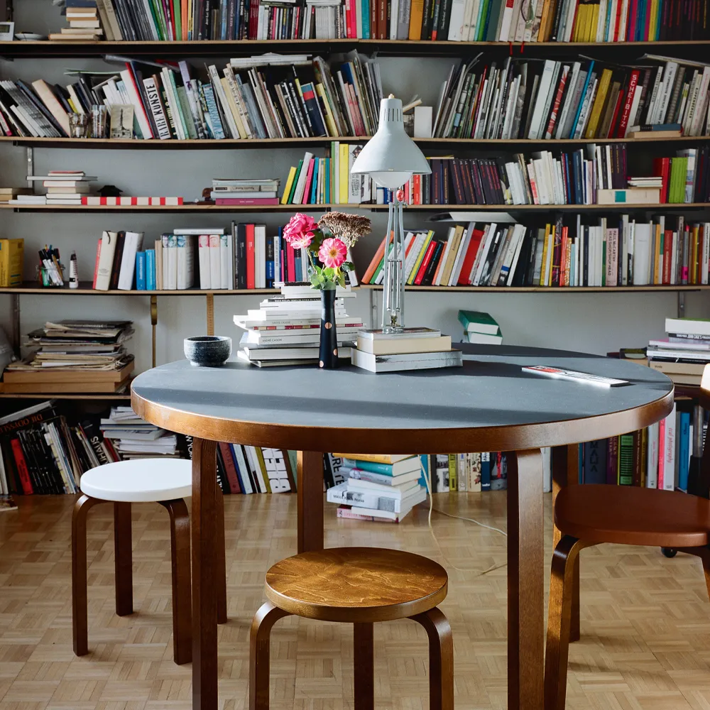 Stool E60 pall 4 st ben, Naturlackerad björk-Svart lack Artek