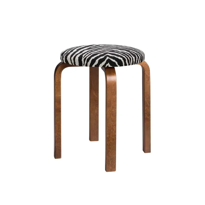 Stool E60 rund pall 4 st ben - Valnötsbetsad björk-tyg Zebra svart, Ø38x44 cm - Artek
