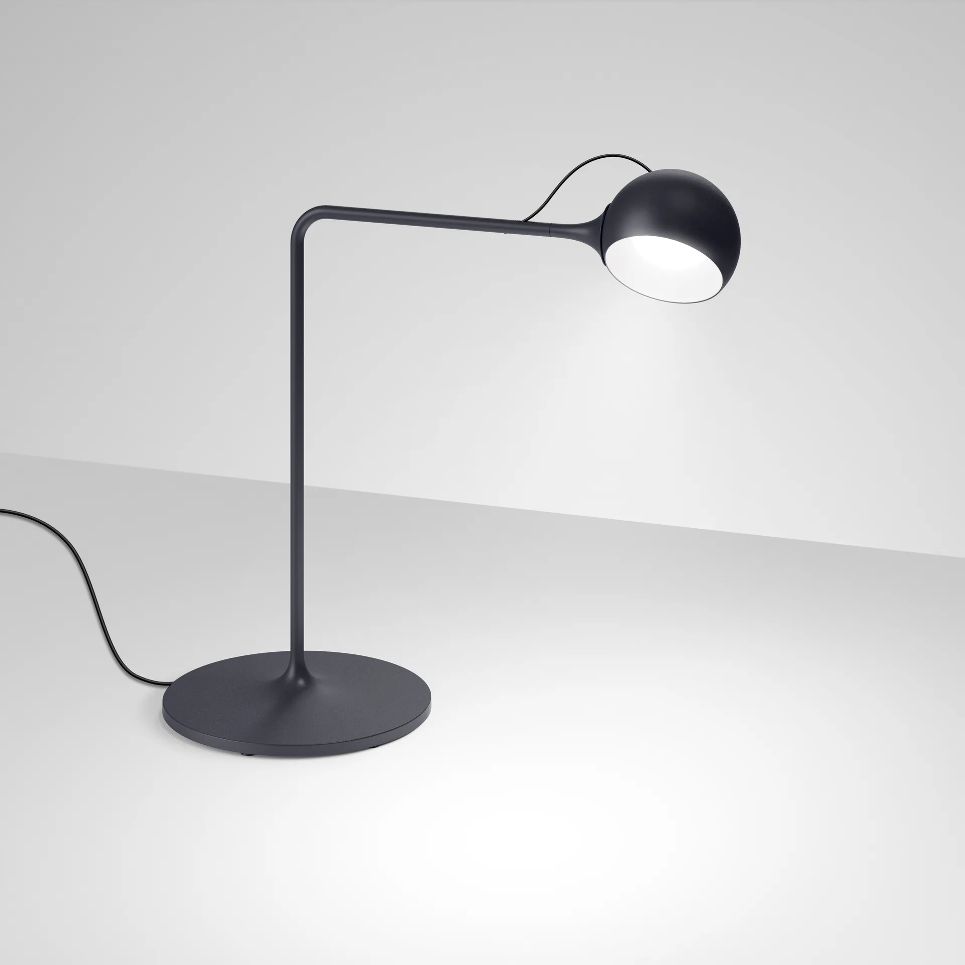 Ixa bordslampa, Anthracite Artemide
