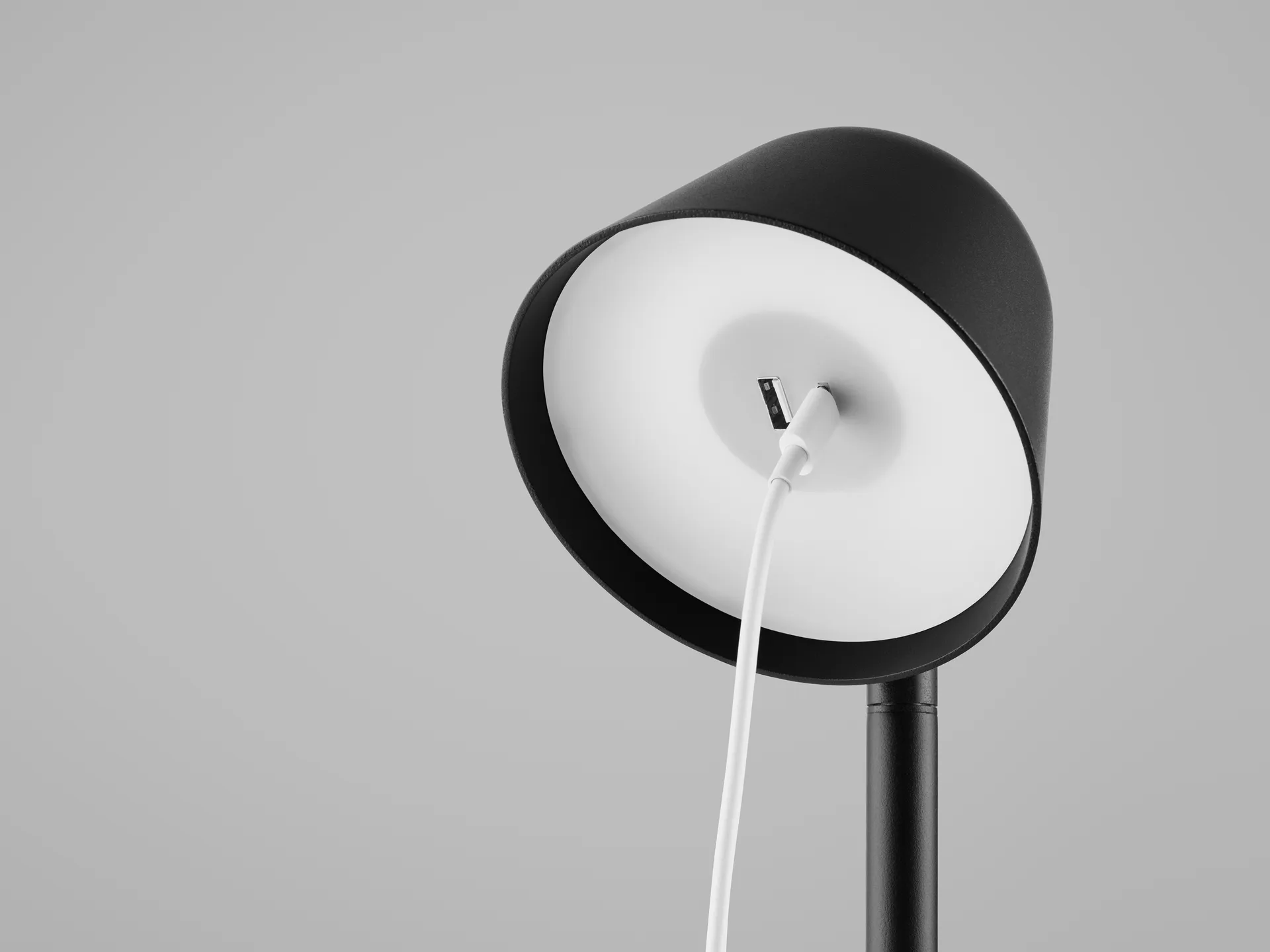 Charge bordslampa 57,3 cm, Svart Ateljé Lyktan