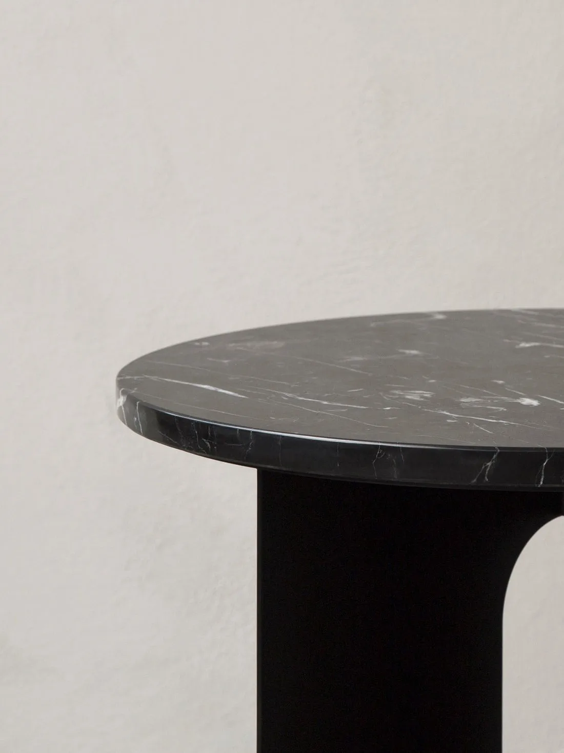 Androgyne bordsskiva till sidobord, Nero Marquina, Ø65 cm Audo Copenhagen