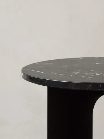 Androgyne bordsskiva till sidobord - Nero Marquina, Ø65 cm - Audo Copenhagen