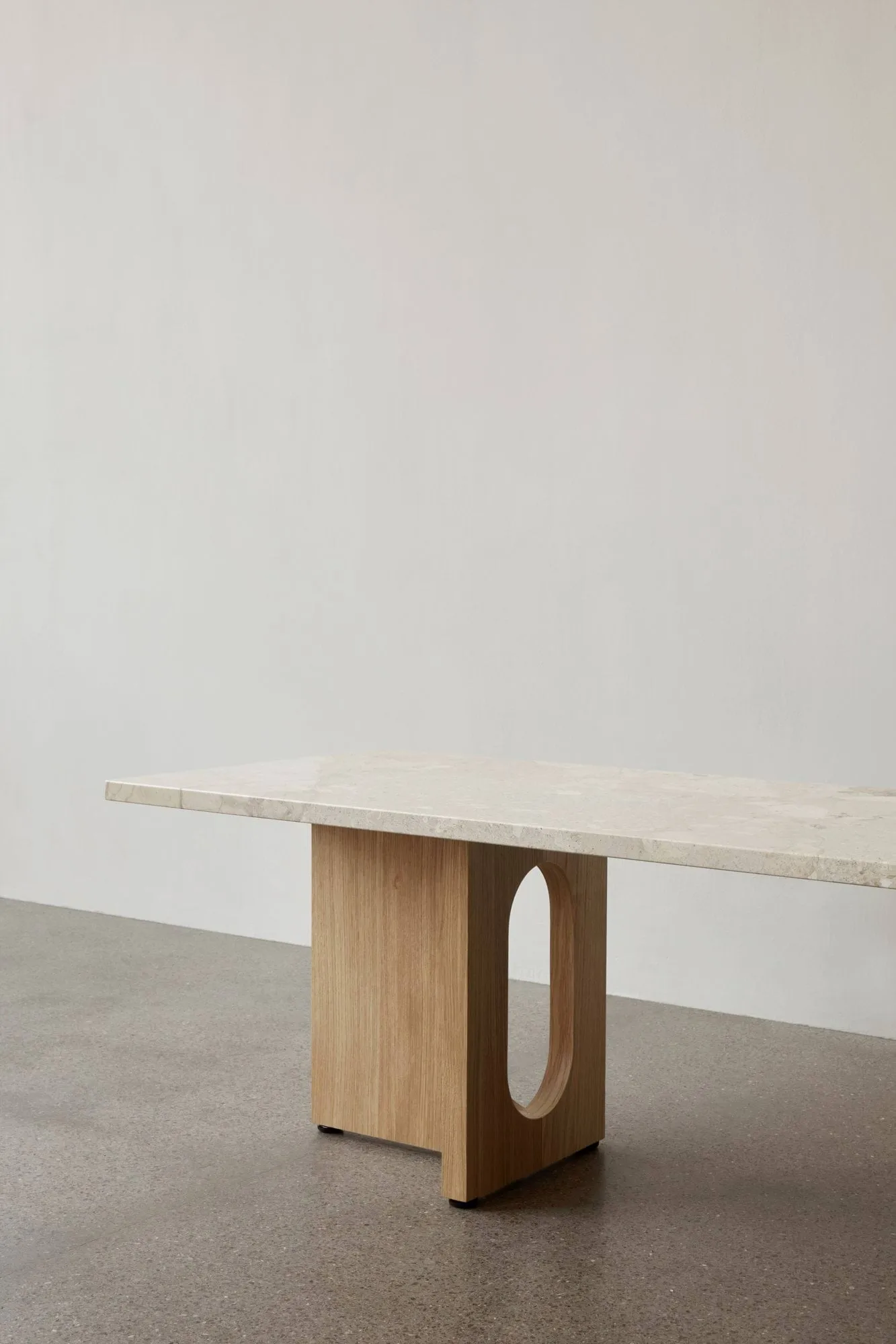 Androgyne loungebord, Sand/kunis breccia-ekstativ Audo Copenhagen