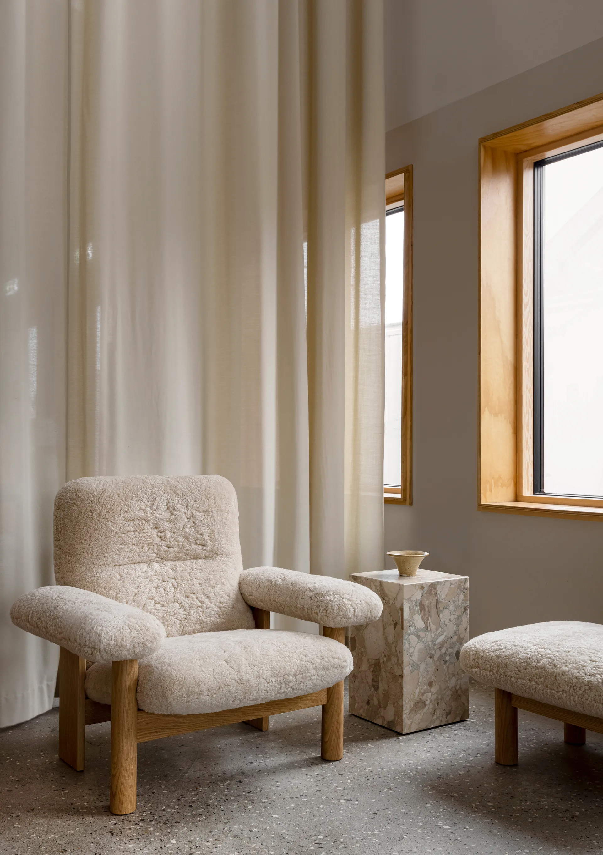Brasilia fotpall, Dark oak-Nature sheepskin curly Audo Copenhagen