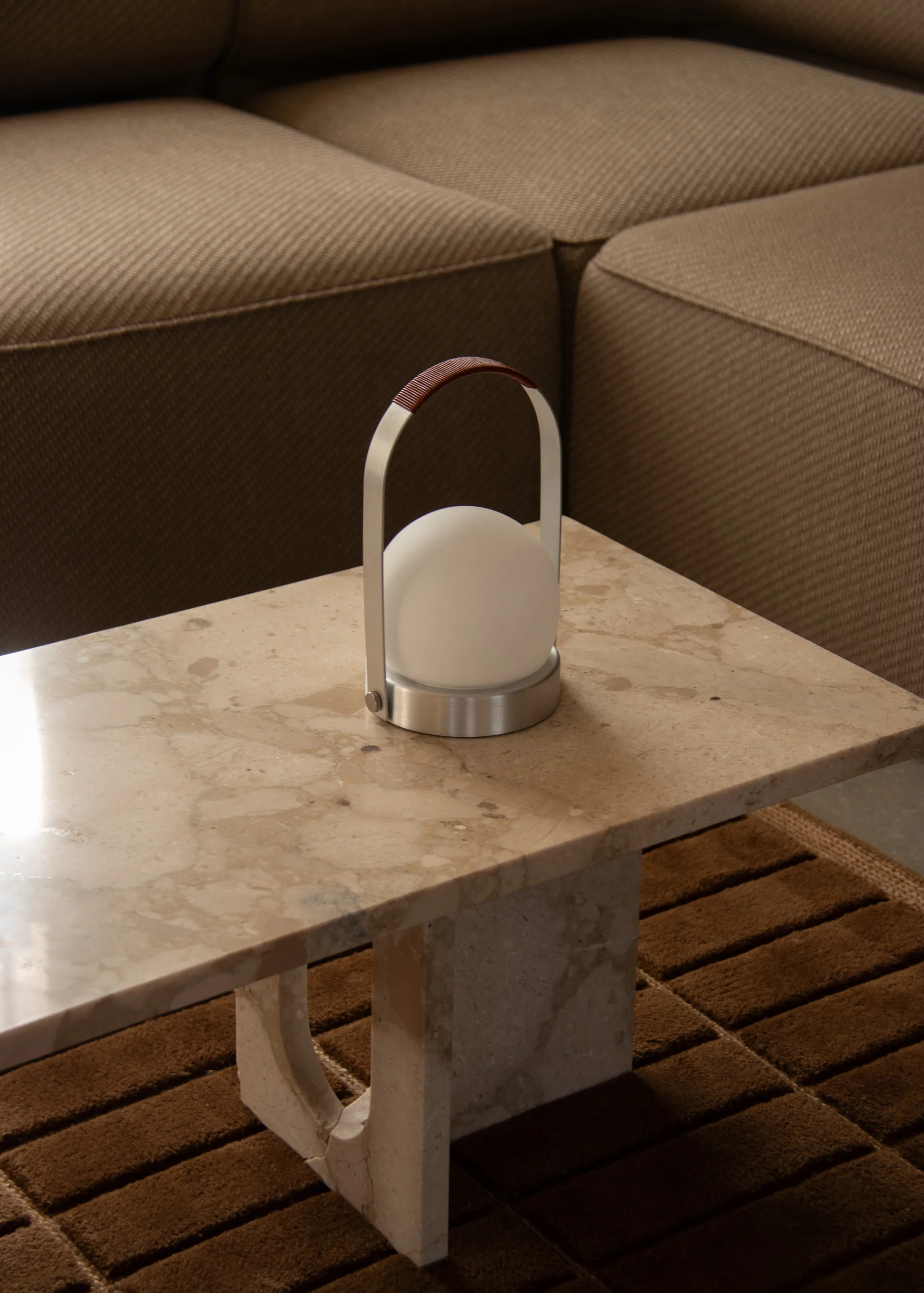 Carrie portabel bordslampa, Borstad aluminium Audo Copenhagen