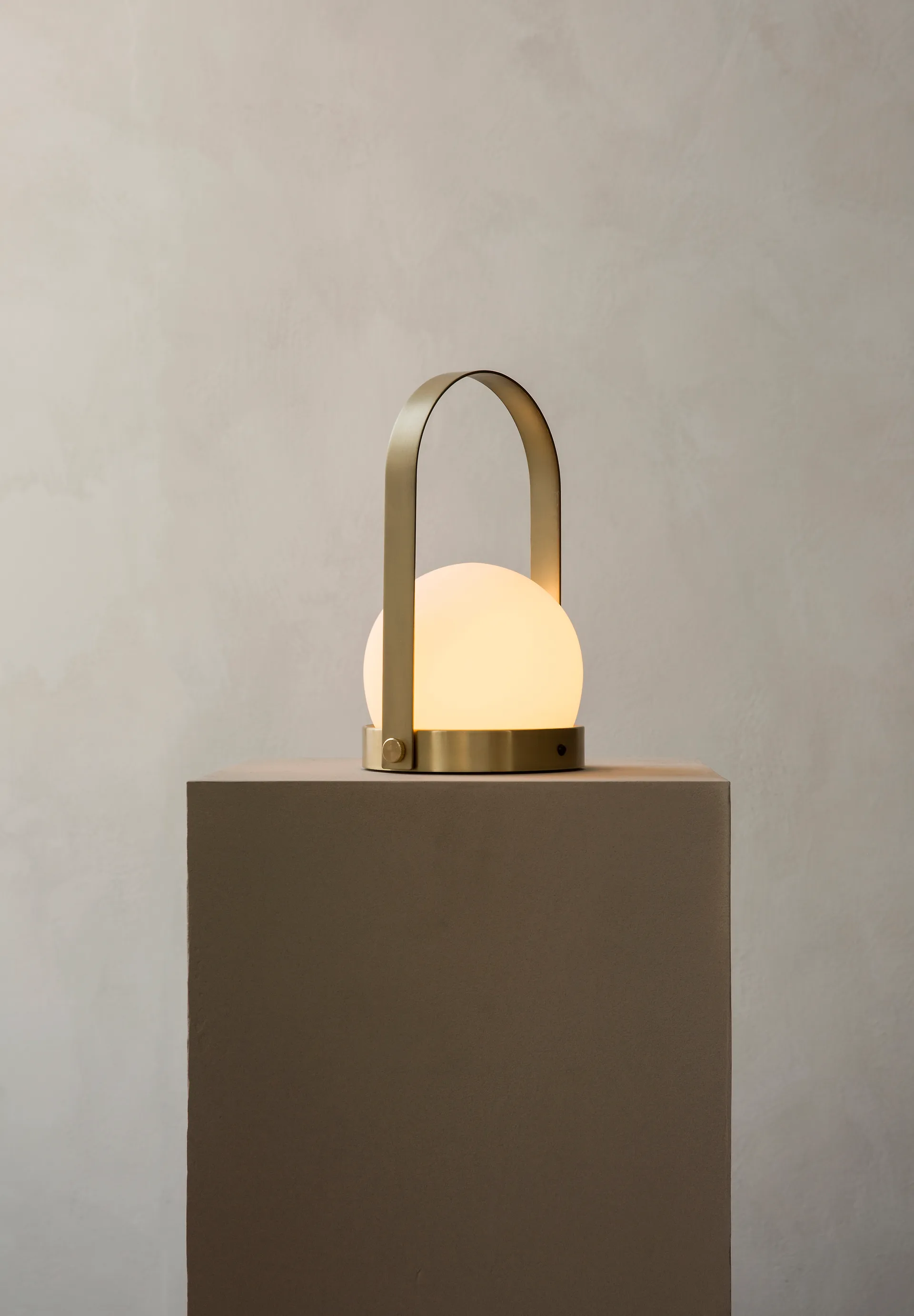 Carrie portabel bordslampa, borstad mässing Audo Copenhagen