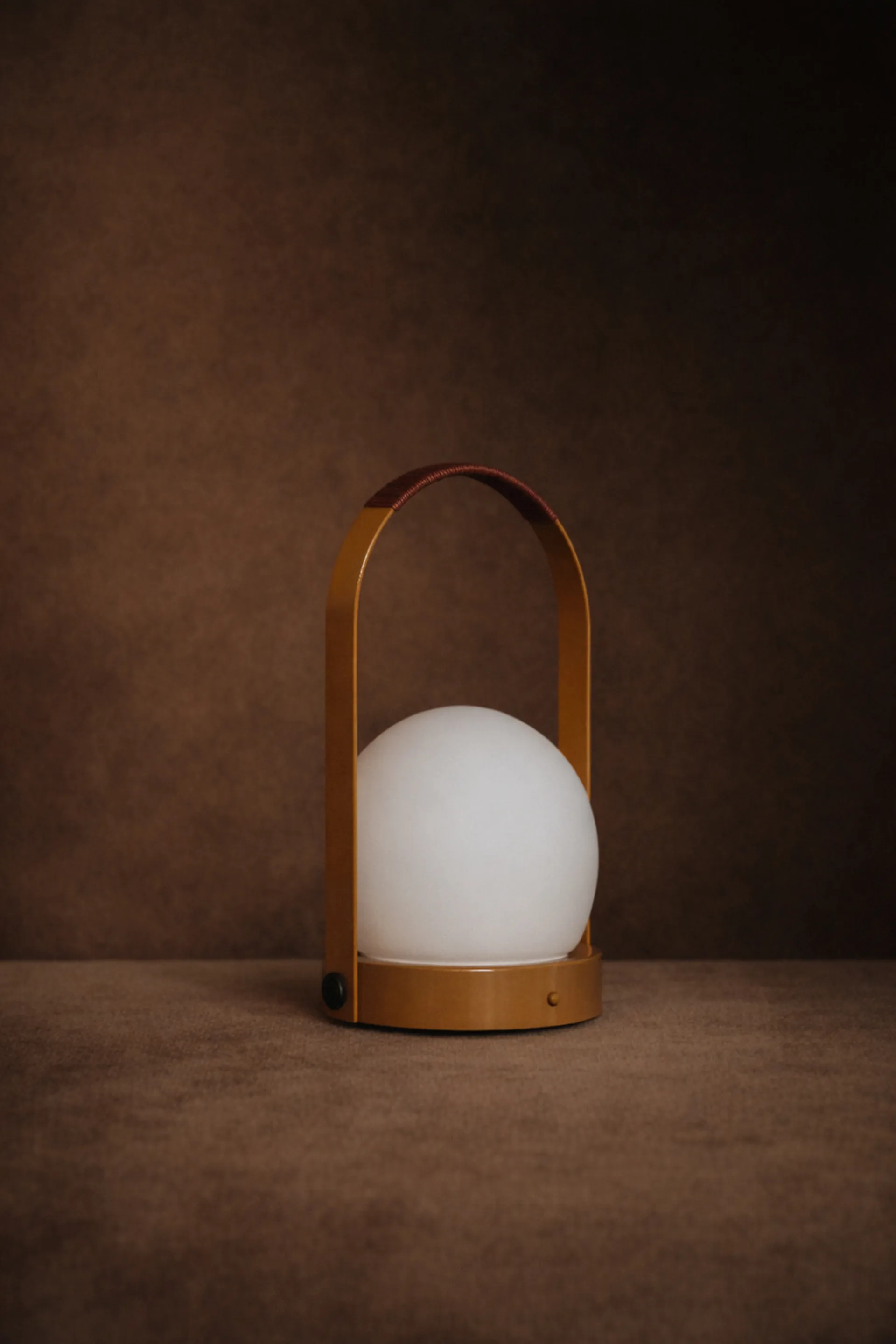 Carrie portabel bordslampa, Golden brown Audo Copenhagen