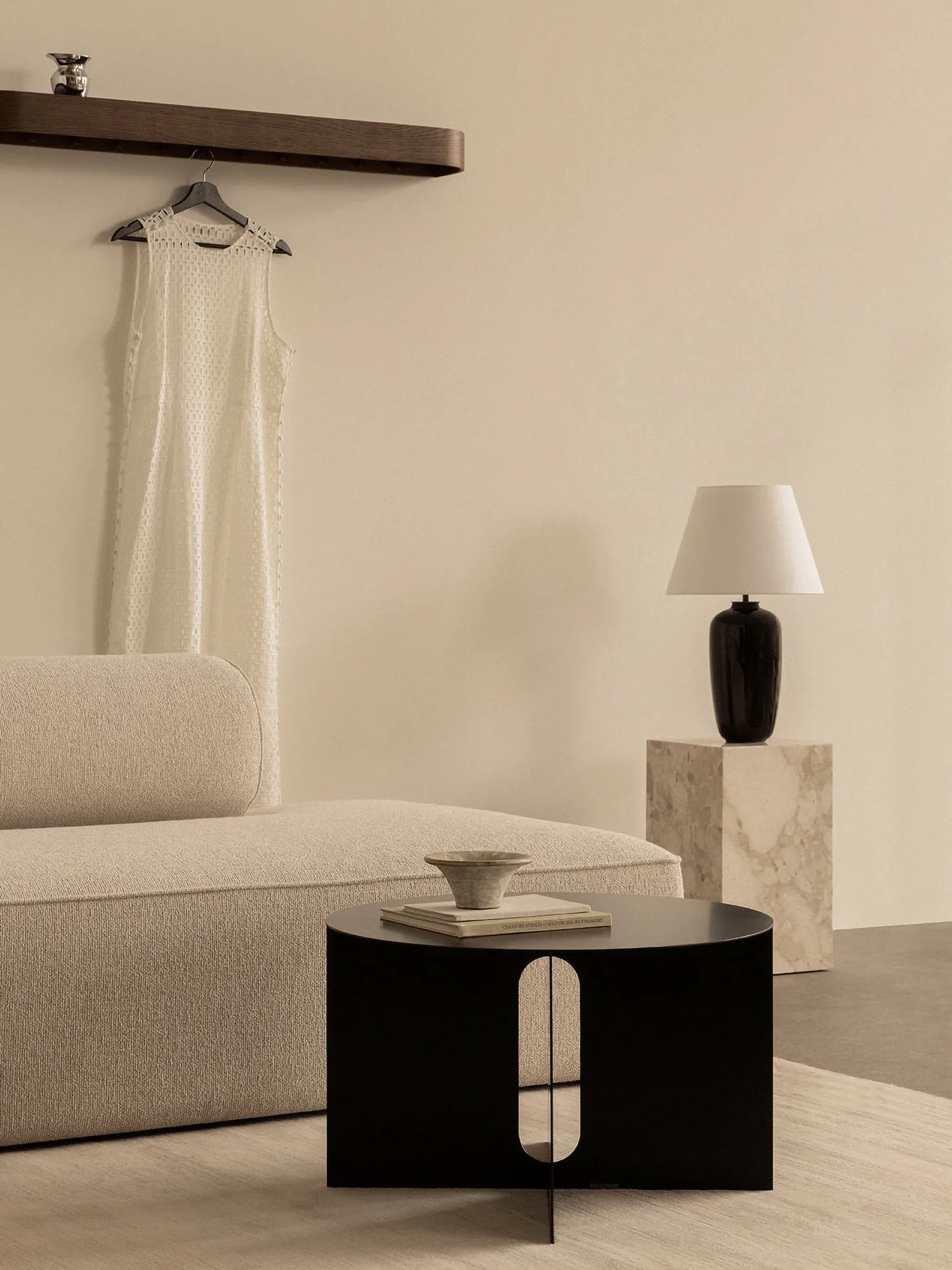 Epoch hylla med krokar 118 cm, Dark stained oak-black Audo Copenhagen