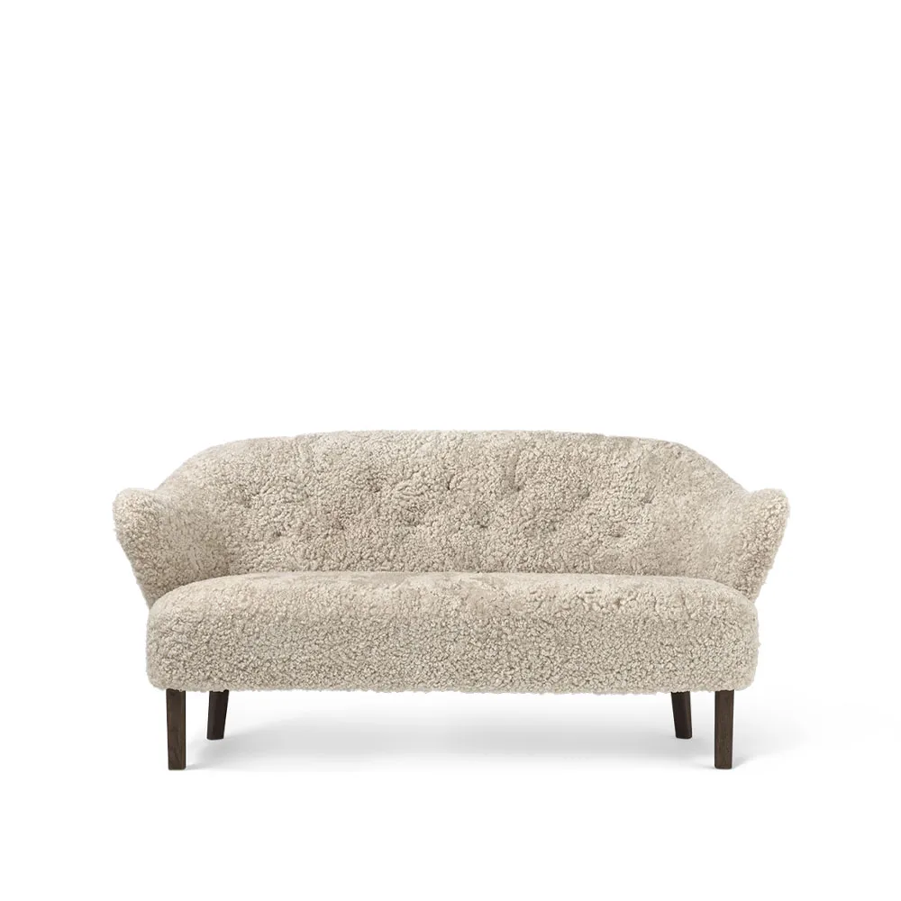 Ingeborg 2,5-sits soffa, Fårskinn moonlight-ben ek rökt Audo Copenhagen