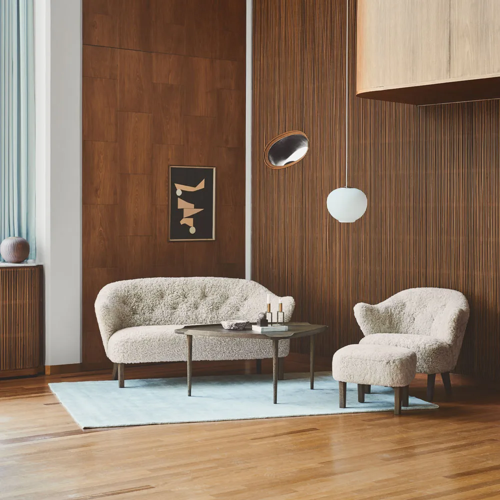 Ingeborg 2,5-sits soffa, fårskinn sahara, ben ek natur Audo Copenhagen