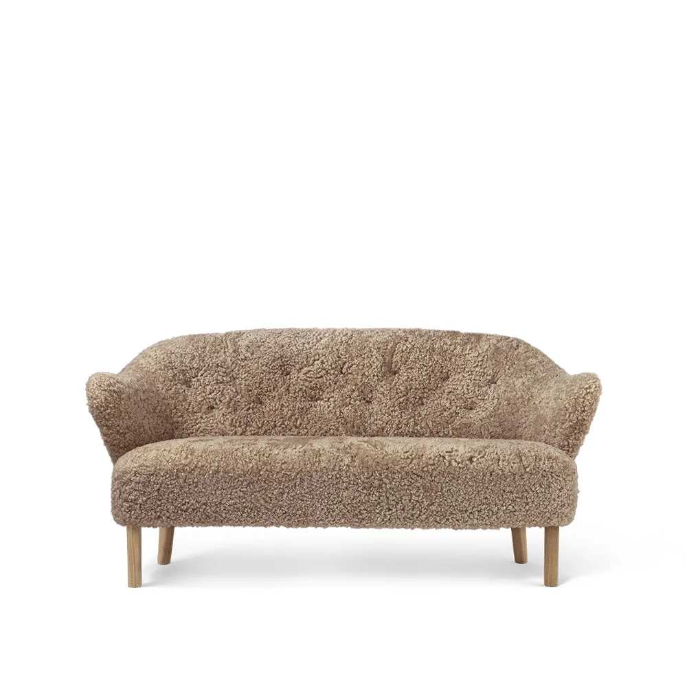 Ingeborg 2,5-sits soffa, fårskinn sahara, ben ek natur Audo Copenhagen