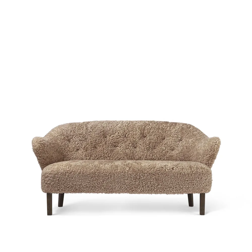 Ingeborg 2,5-sits soffa, fårskinn sahara, ben ek rökt Audo Copenhagen