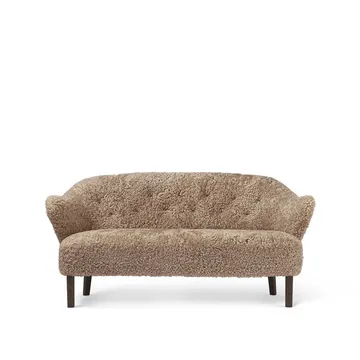 Ingeborg 2,5-sits soffa - fårskinn sahara, ben ek rökt - Audo Copenhagen
