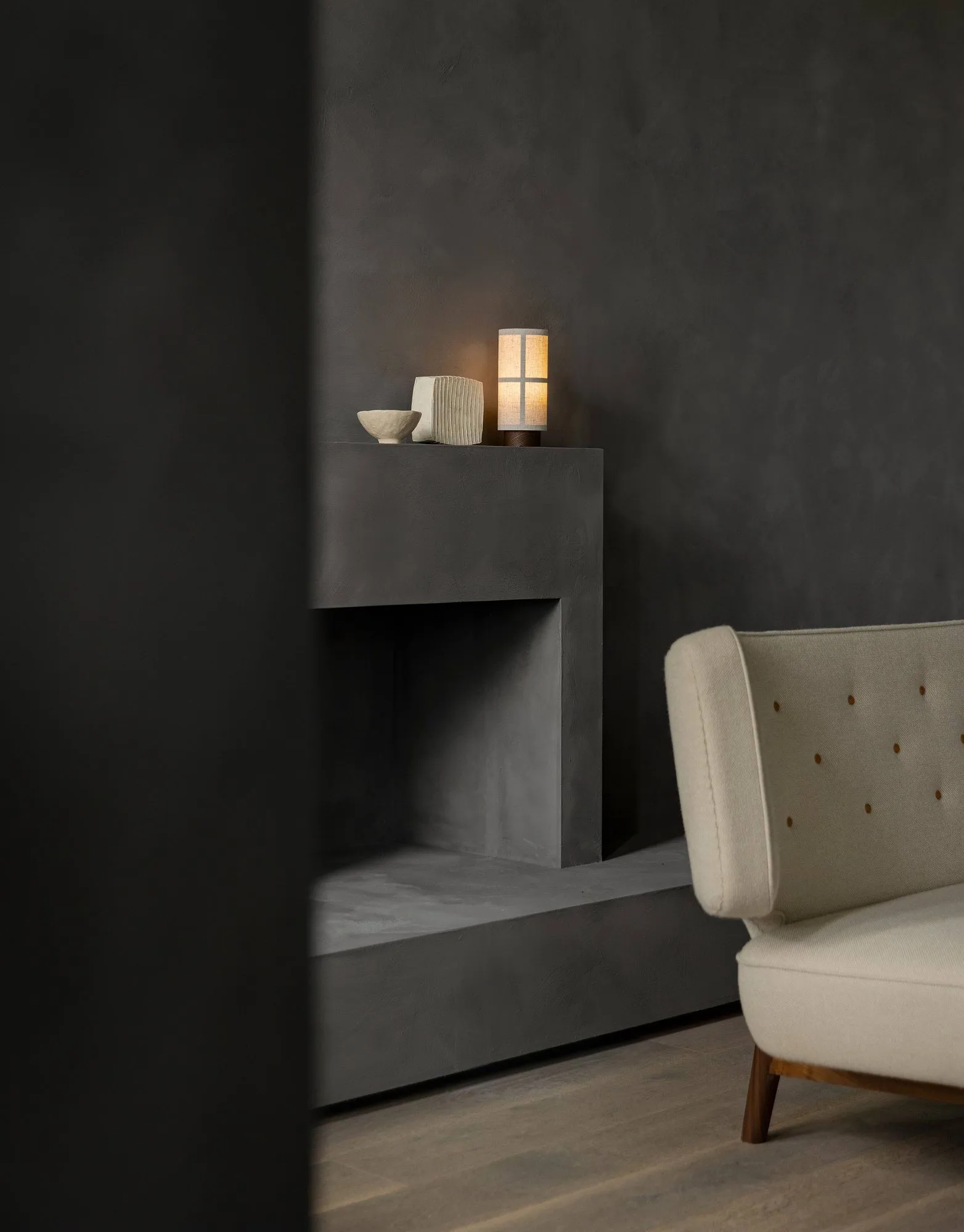 Radiohus soffa, Re-wool 218-naturell ek, läderknappar, 2-sits Audo Copenhagen