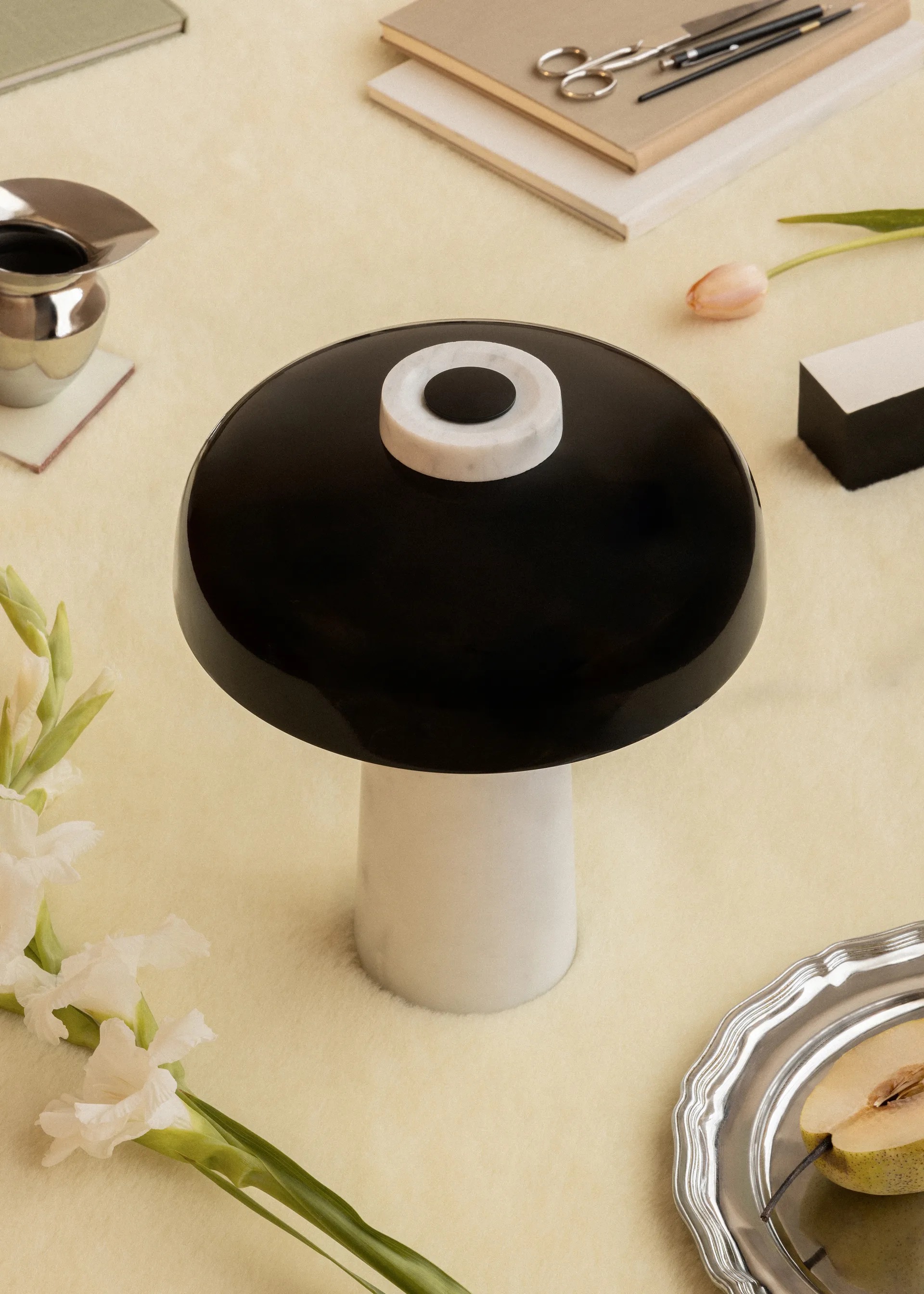 Reverse bordslampa 30 cm, Carrara-black Audo Copenhagen