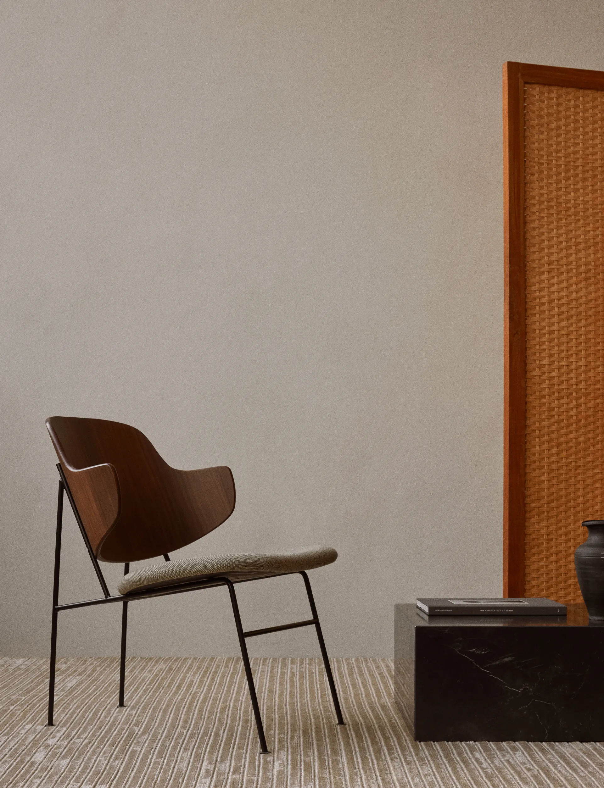 The Penguin loungestol klädd sits, Walnut-Audo Bouclé 02 Audo Copenhagen