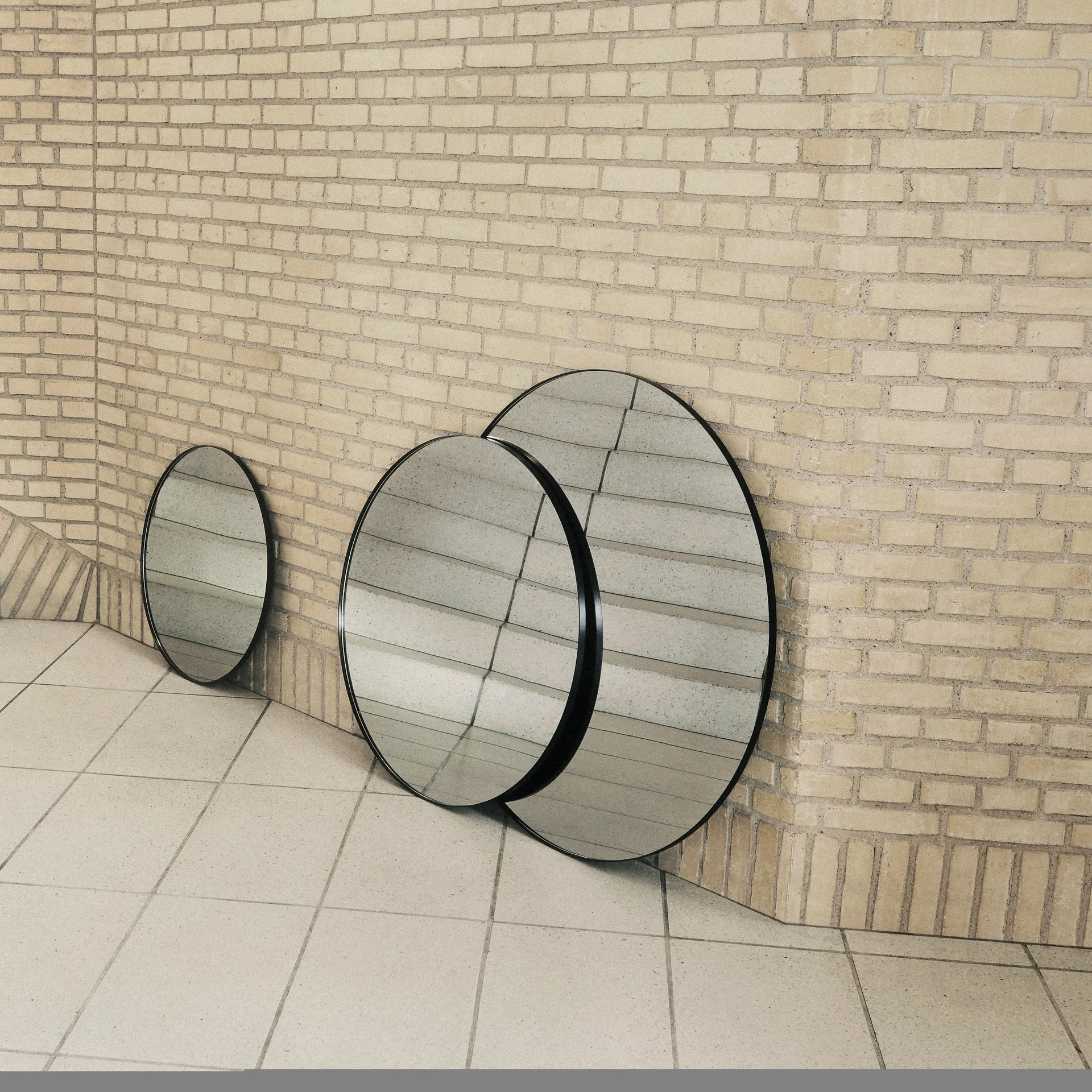 Circum spegel small Ø70 cm, klarglas-svart ram AYTM