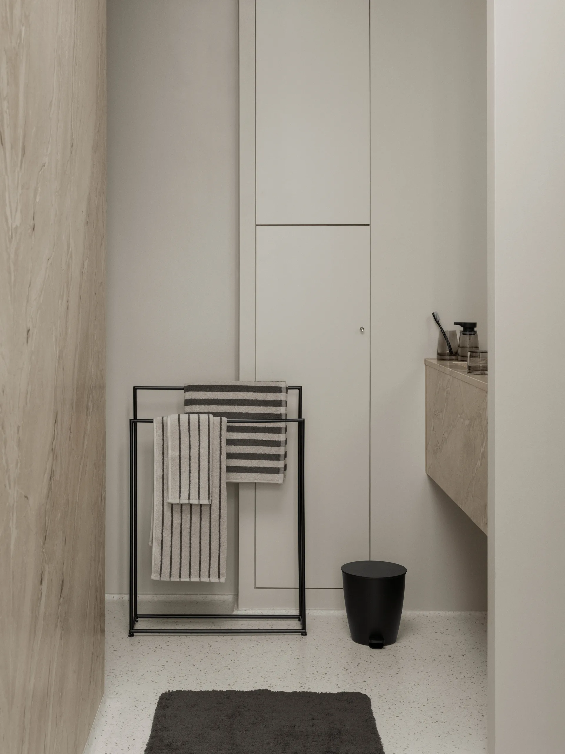 Ava tandborstmugg, Black blomus