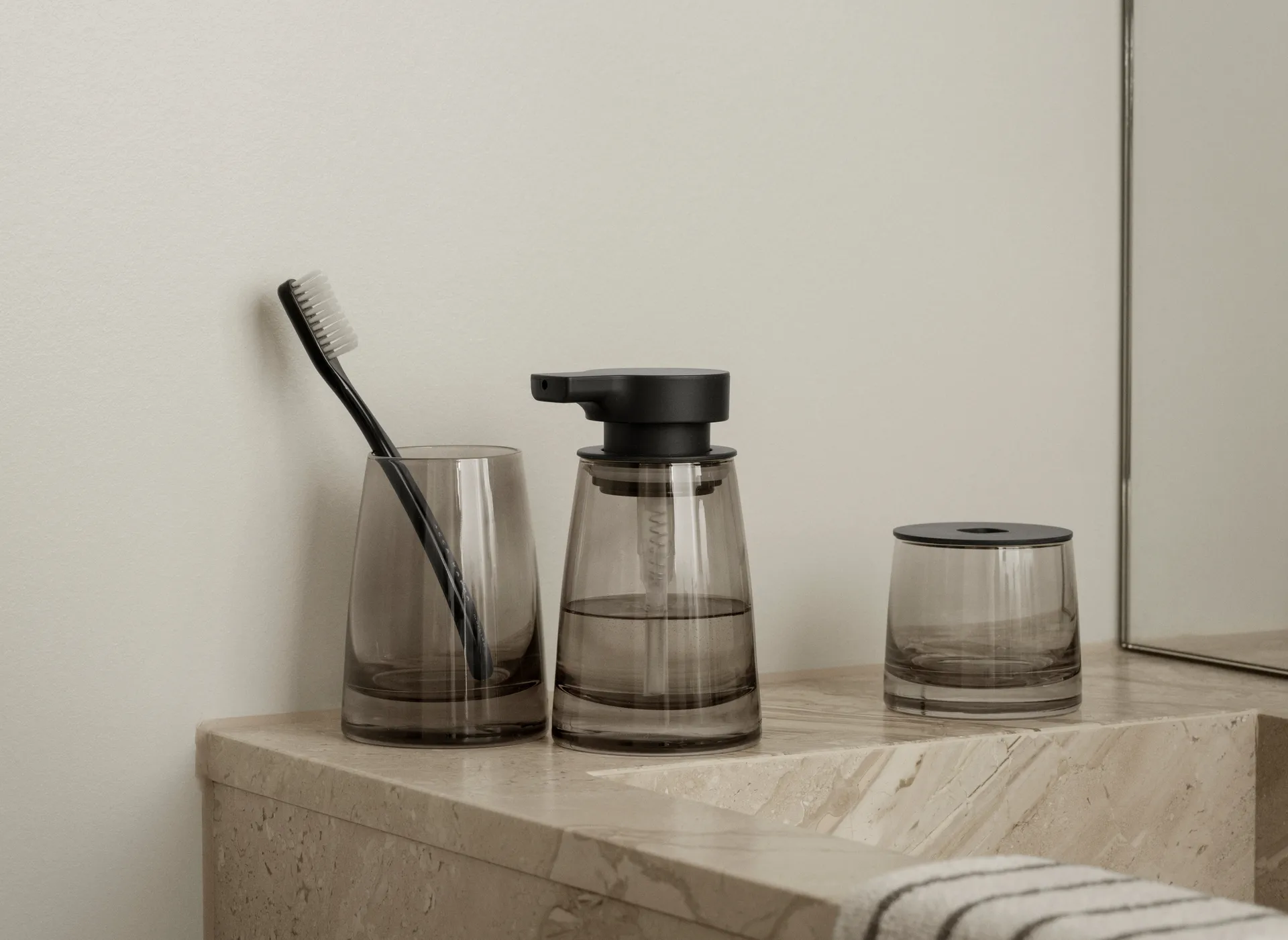 Ava tandborstmugg, Black blomus