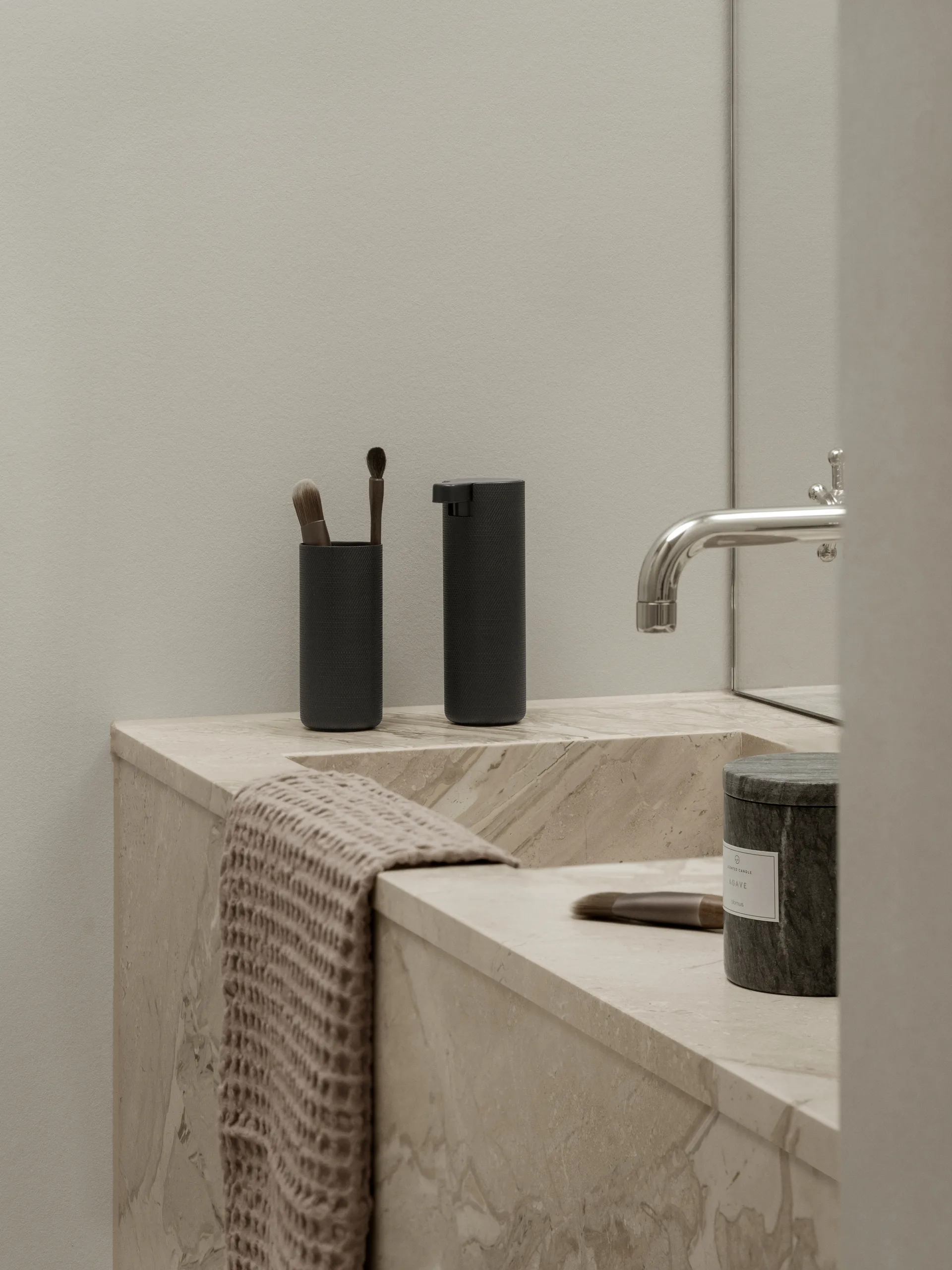 Modo Rof tandborsthållare, Black, Ø5,5x12 cm blomus