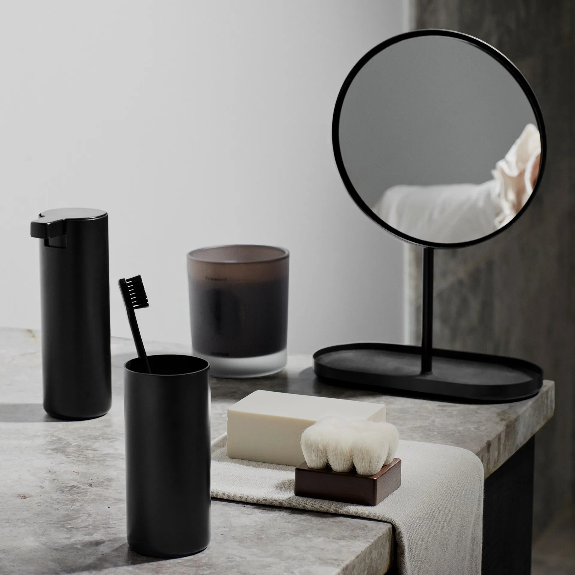 Modo tandborstmugg, Svart blomus