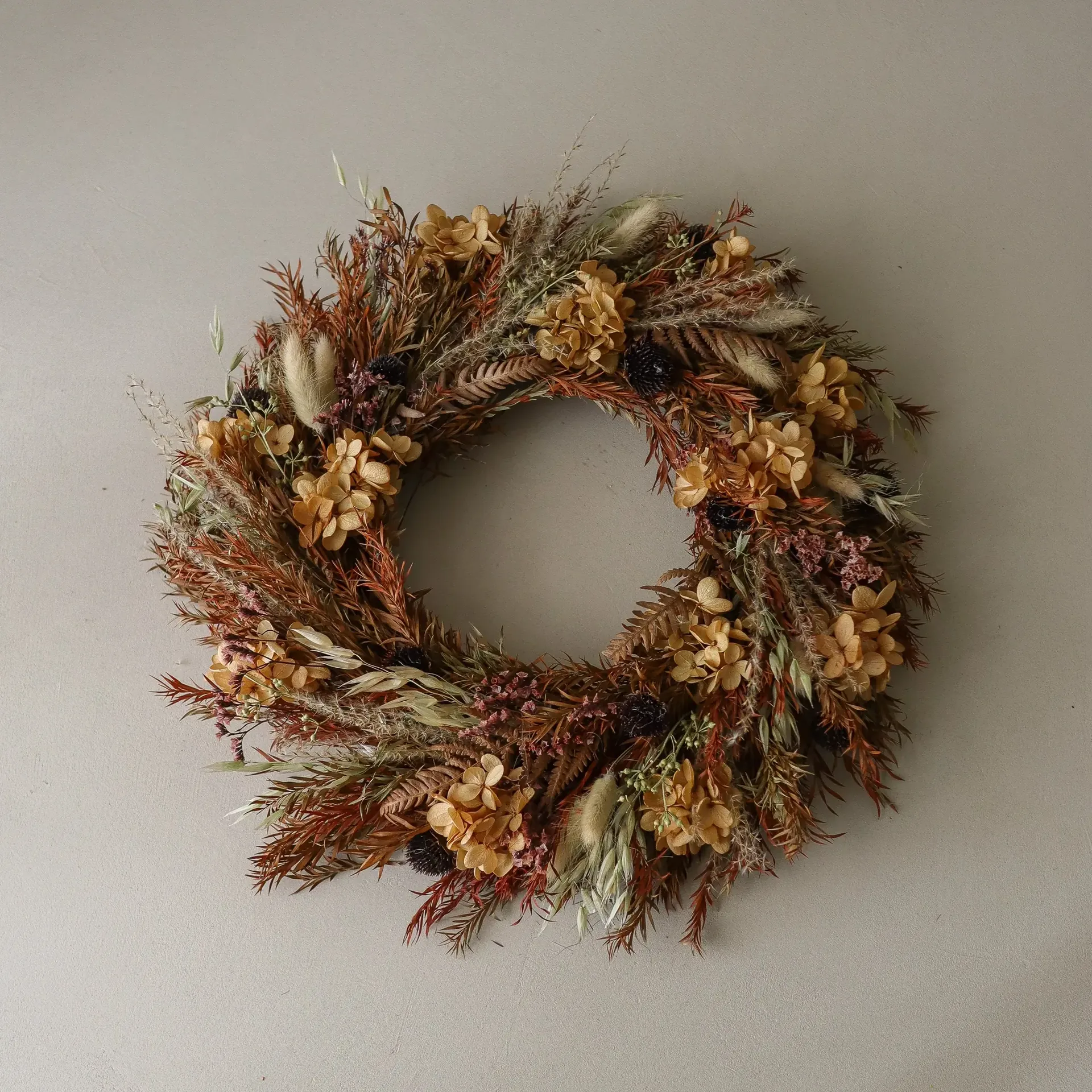 Golden Meadow Wreath blomkrans, Hortensia-torkat gräs-ormbunke-haröron, Ø40 cm Botané