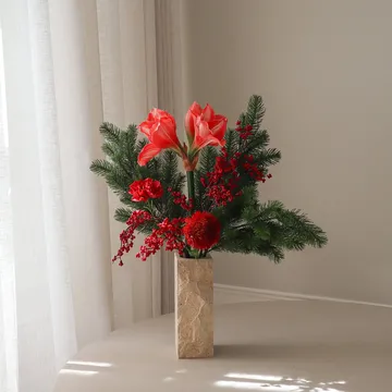 Red spritz konstgjord bukett - Amaryllis, nejlika, bärkvistar, tallkvistar, 72 cm - Botané