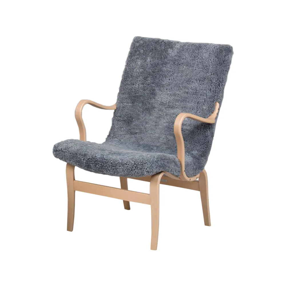 Eva låg fåtölj med armstöd, fårskinn scandinavian grey, klarlackad bok Bruno Mathsson International