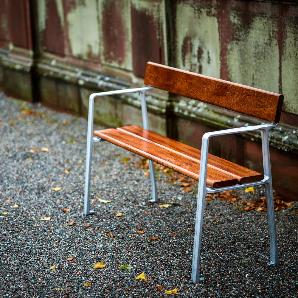 Piccolo soffa, Mahogny, rå aluminiumstativ Byarums bruk