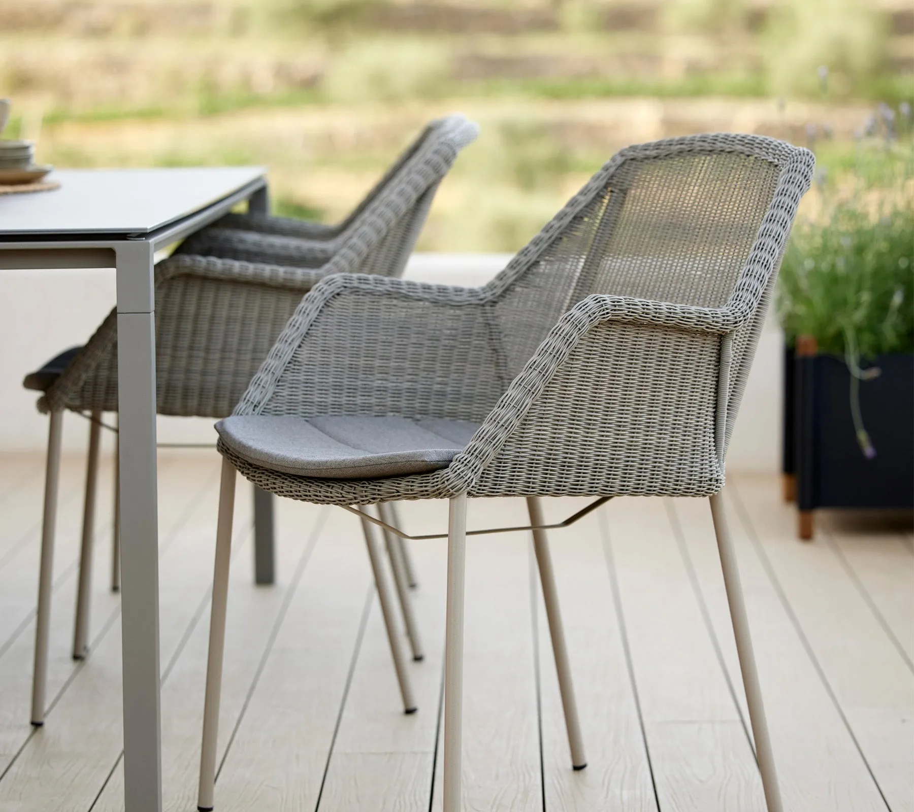 Breeze stapelbar karmstol weave, Taupe Cane-line