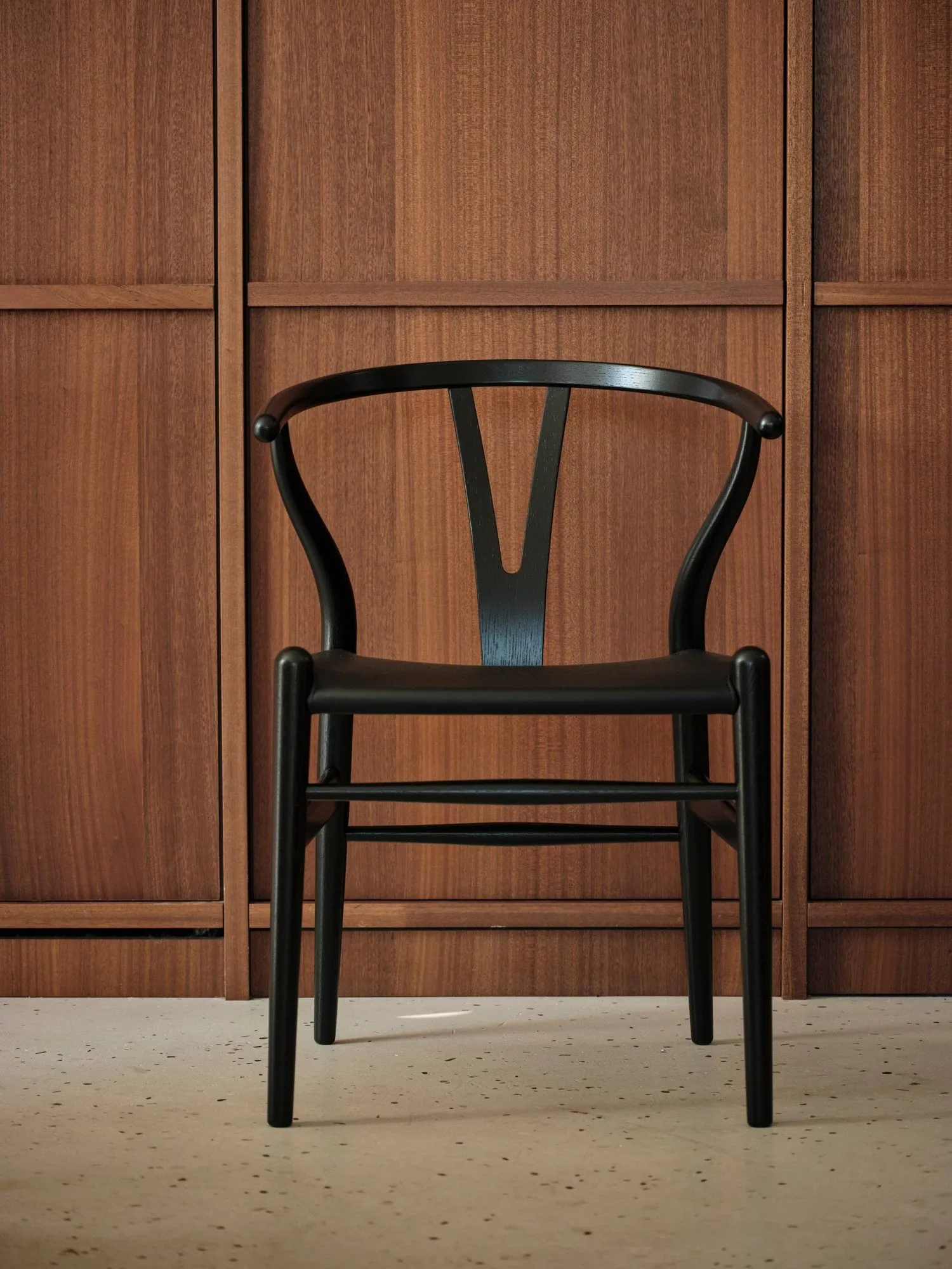 CH24P Y-stol, Läder Thor 301-svartlackerad ek Carl Hansen & Søn