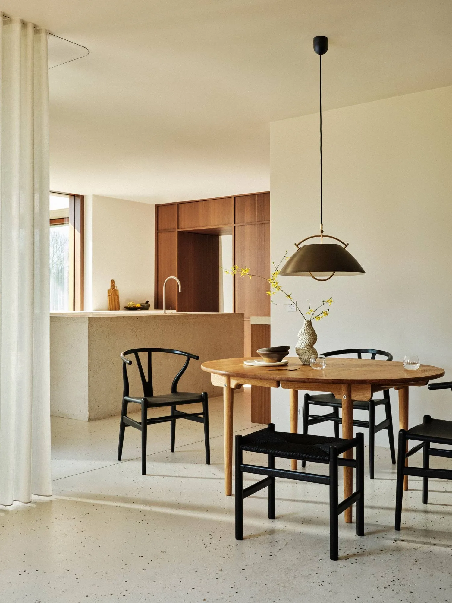 CH24P Y-stol, Läder Thor 301-svartlackerad ek Carl Hansen & Søn