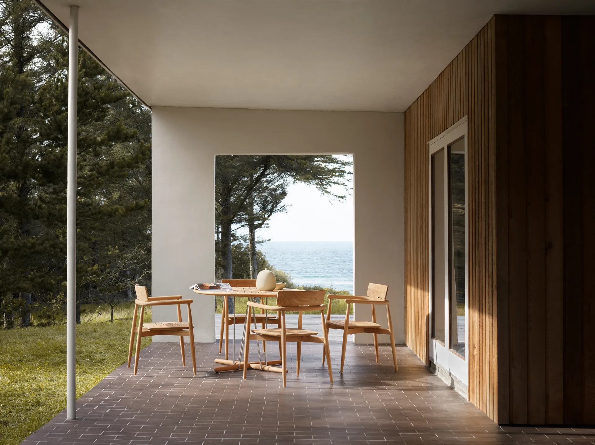 Embrace Outdoor table Ø110 cm, Teak obehandlad Carl Hansen & Søn