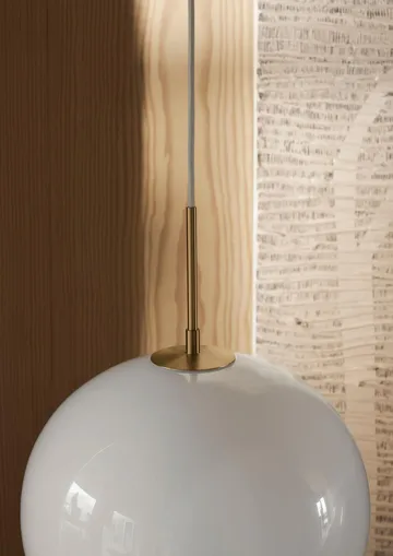 MT221 Tulip-lampan - Opalglas-mässing, Ø36 cm - Carl Hansen & Søn