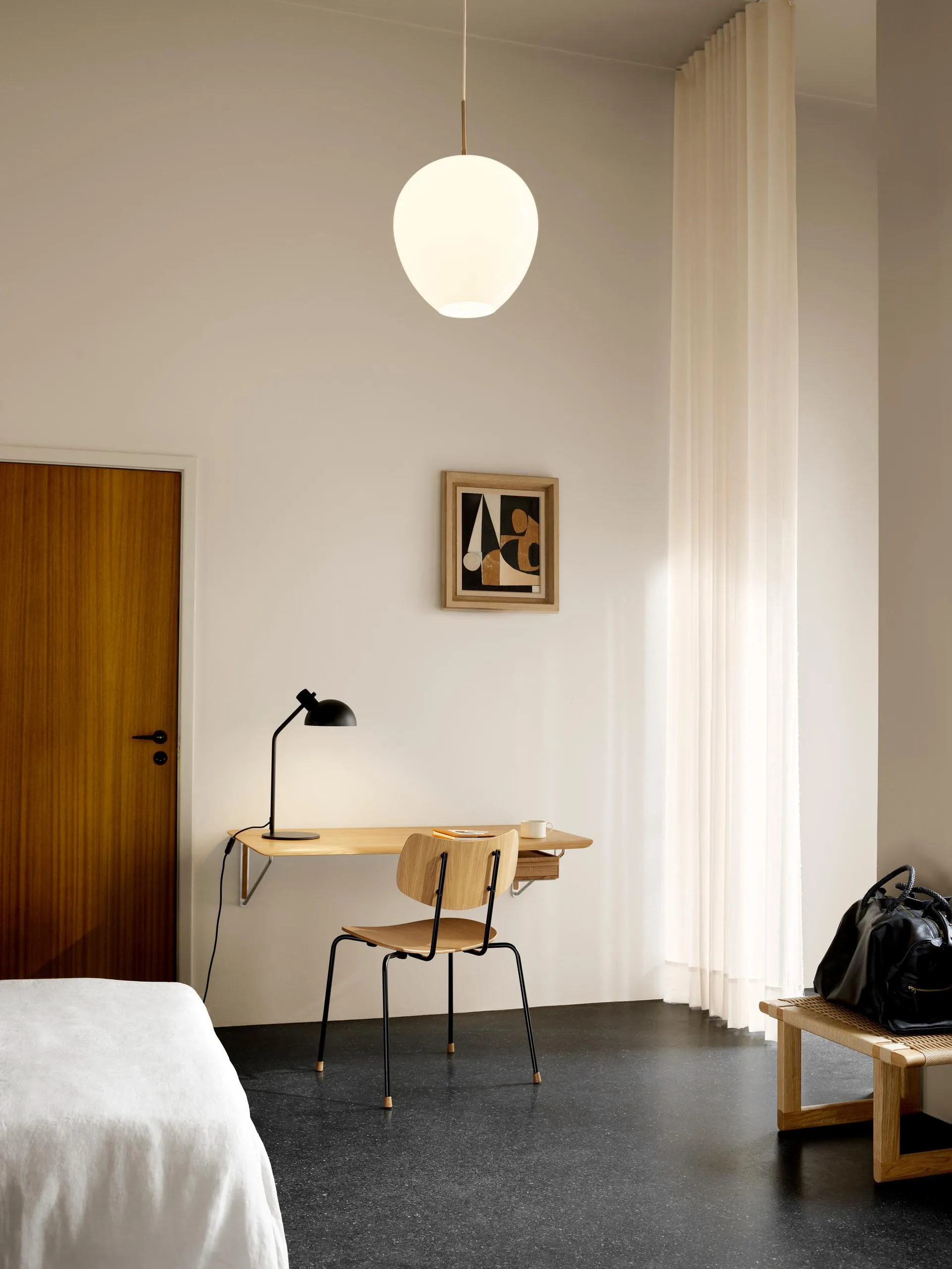  MT221 Tulip-lampan, Opalglas-mässing, Ø36 cm Carl Hansen & Søn