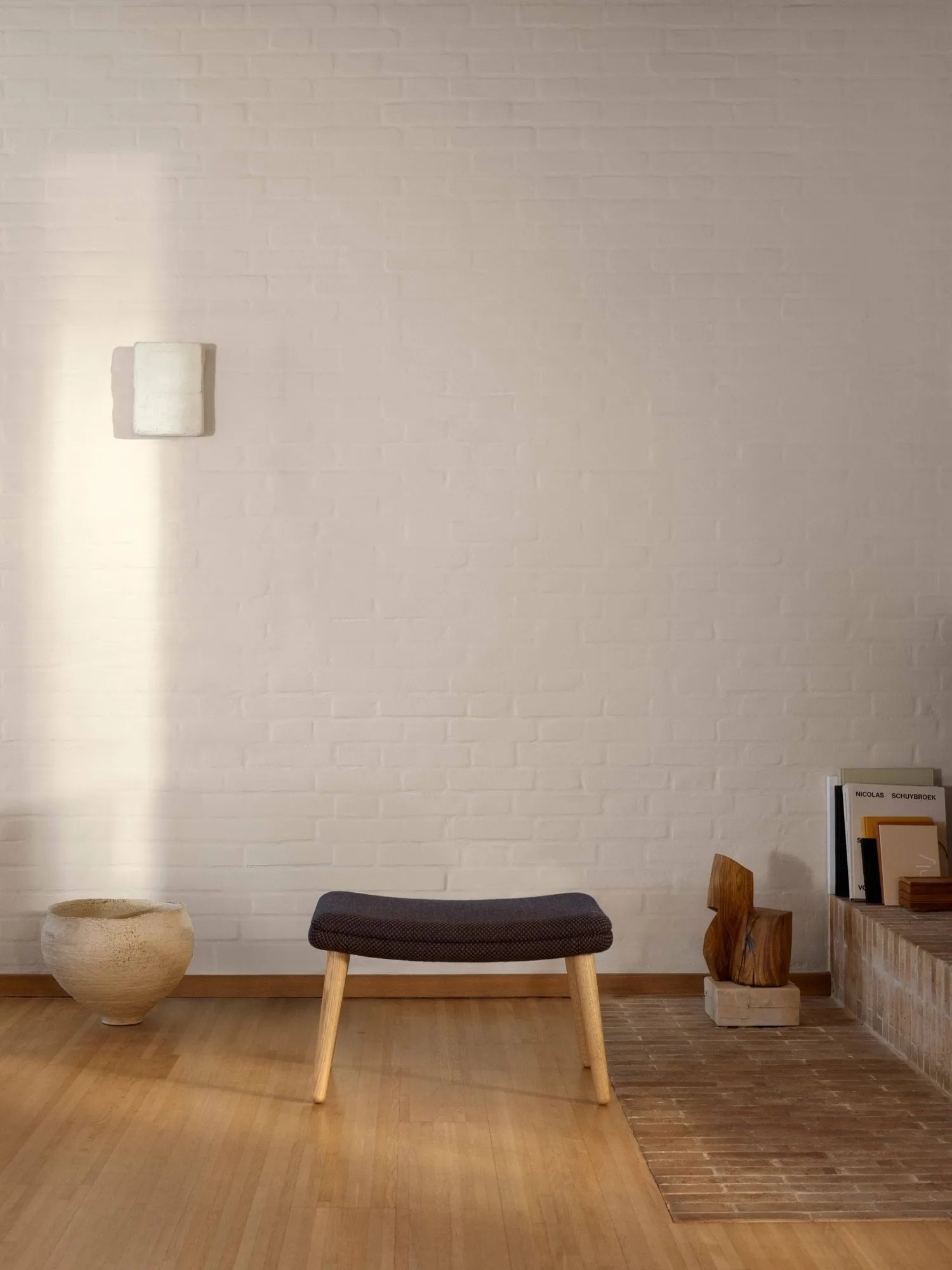 ND550F fotpall, Tyg Sisu 0785 blå-oljad ek Carl Hansen & Søn