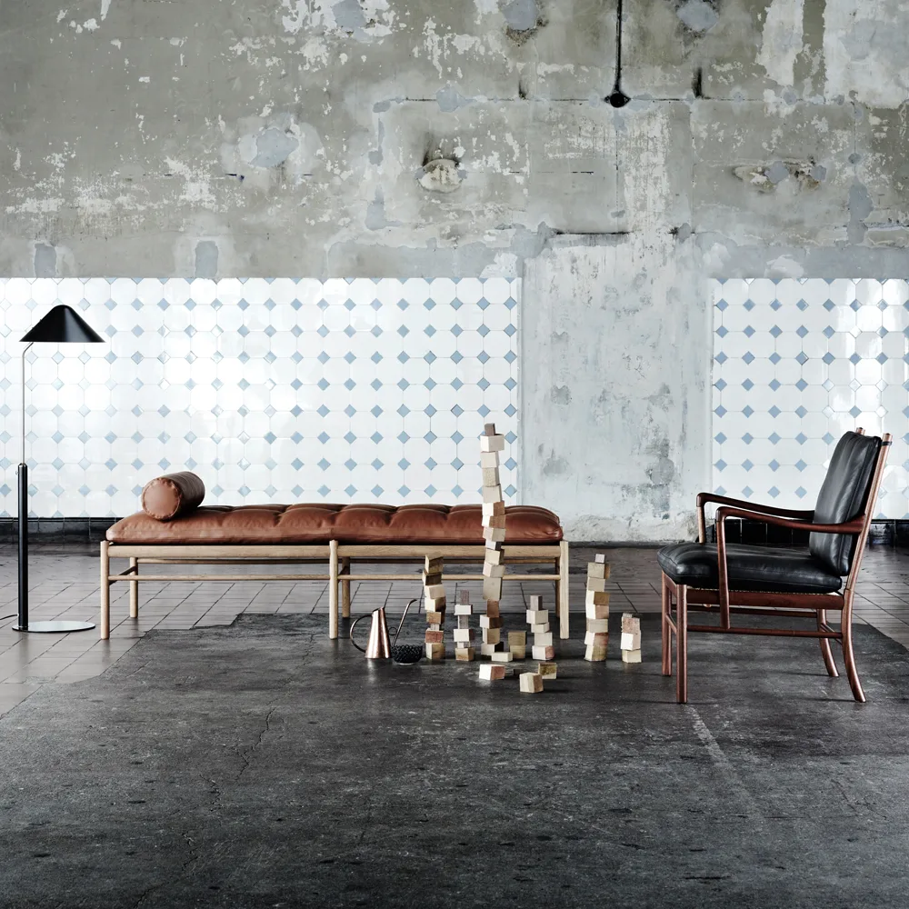 OW150 dagbädd, Loke 7150 läder svart-såpad ek Carl Hansen & Søn