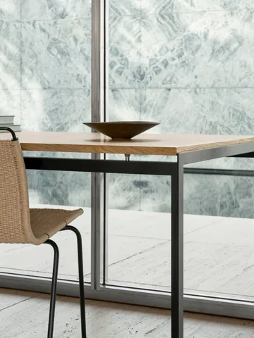 PK52A studentskrivbord pulverlackerat stål - Oljad ek-svart - Carl Hansen & Søn