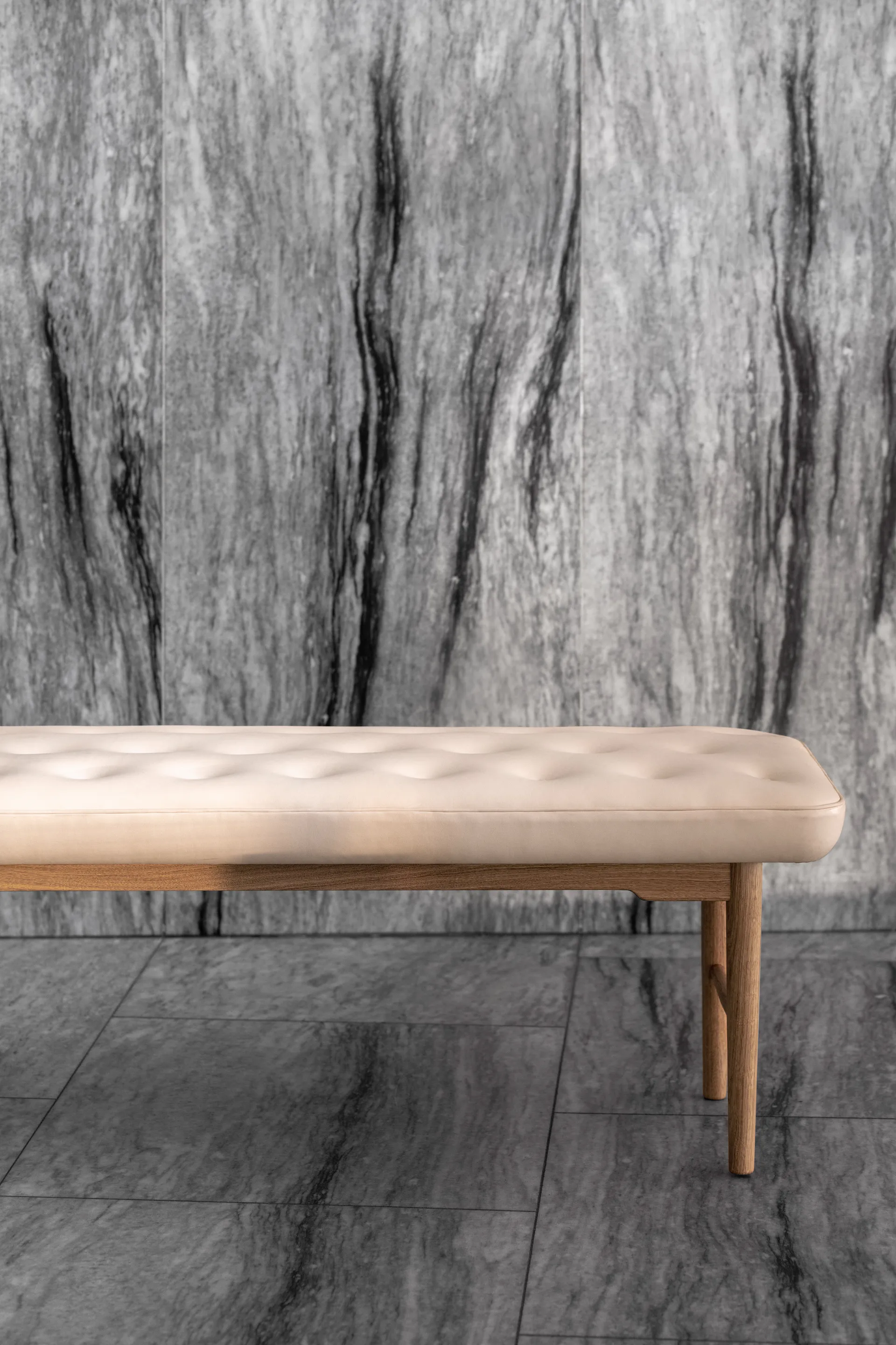 VLA75L Foyer bänk, Oljad ek-sif 90 läder, 250 cm Carl Hansen & Søn