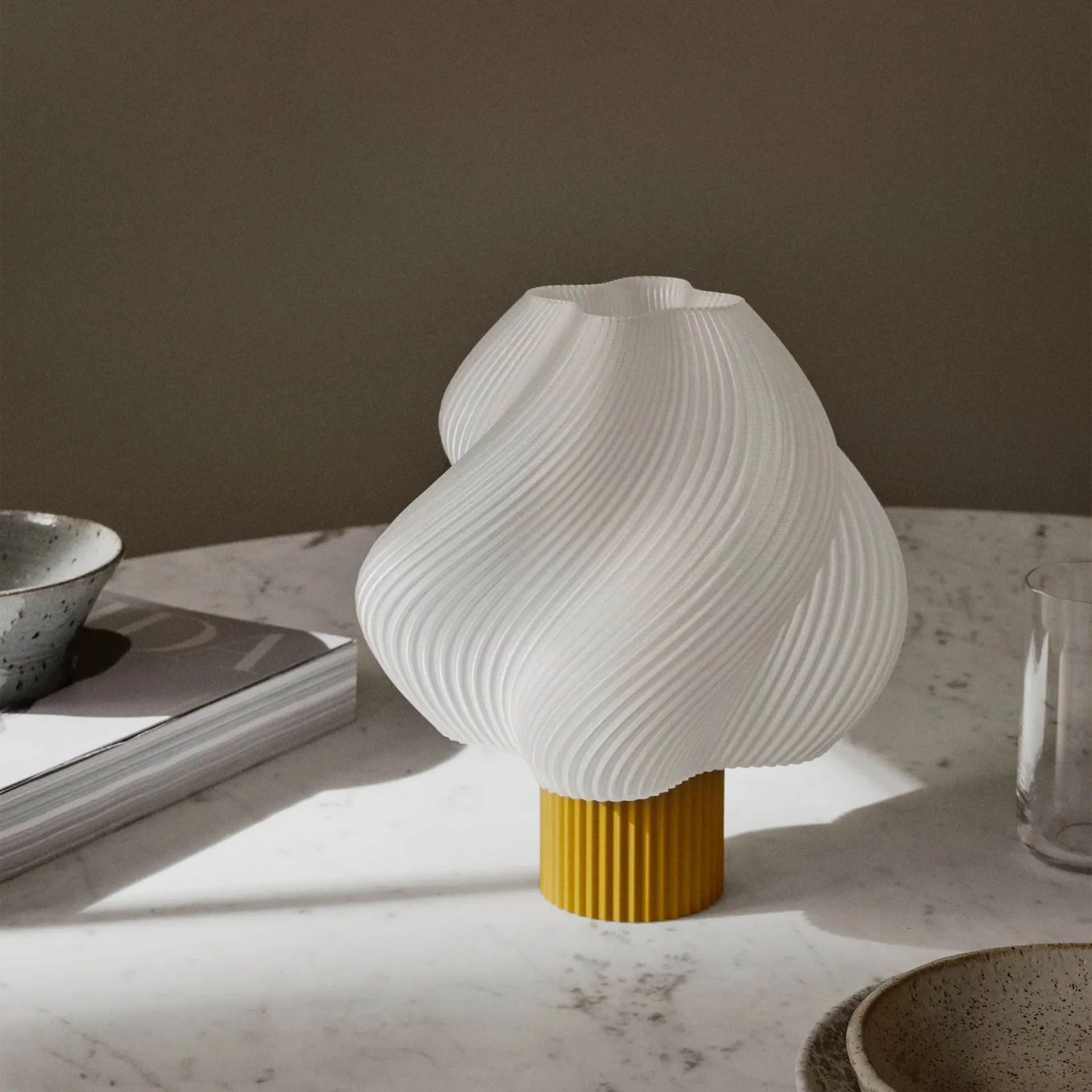 Soft Serve portabel bordslampa, Cloudberry, 23 cm Crème Atelier