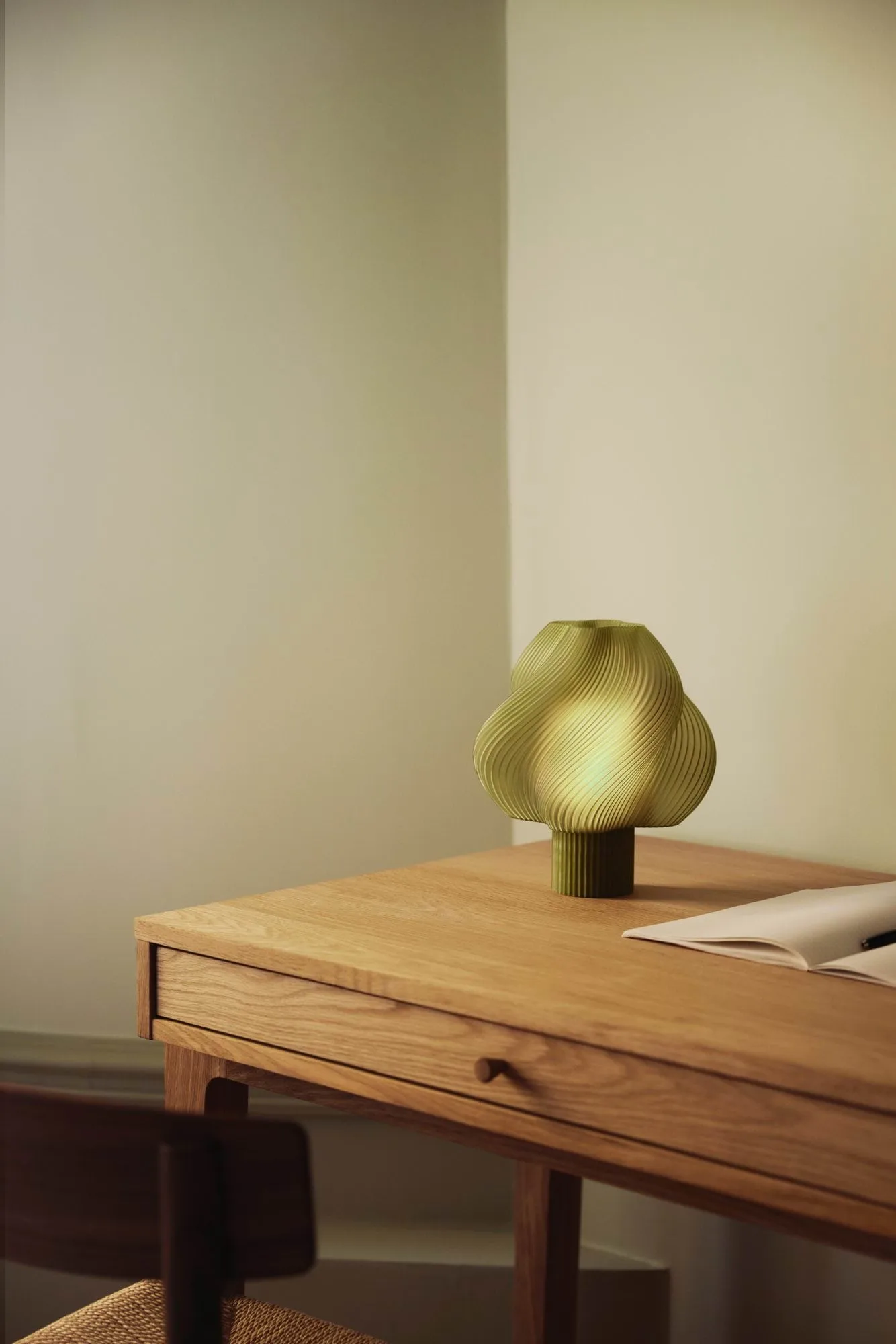 Soft Serve portabel bordslampa, Olive, 23 cm Crème Atelier