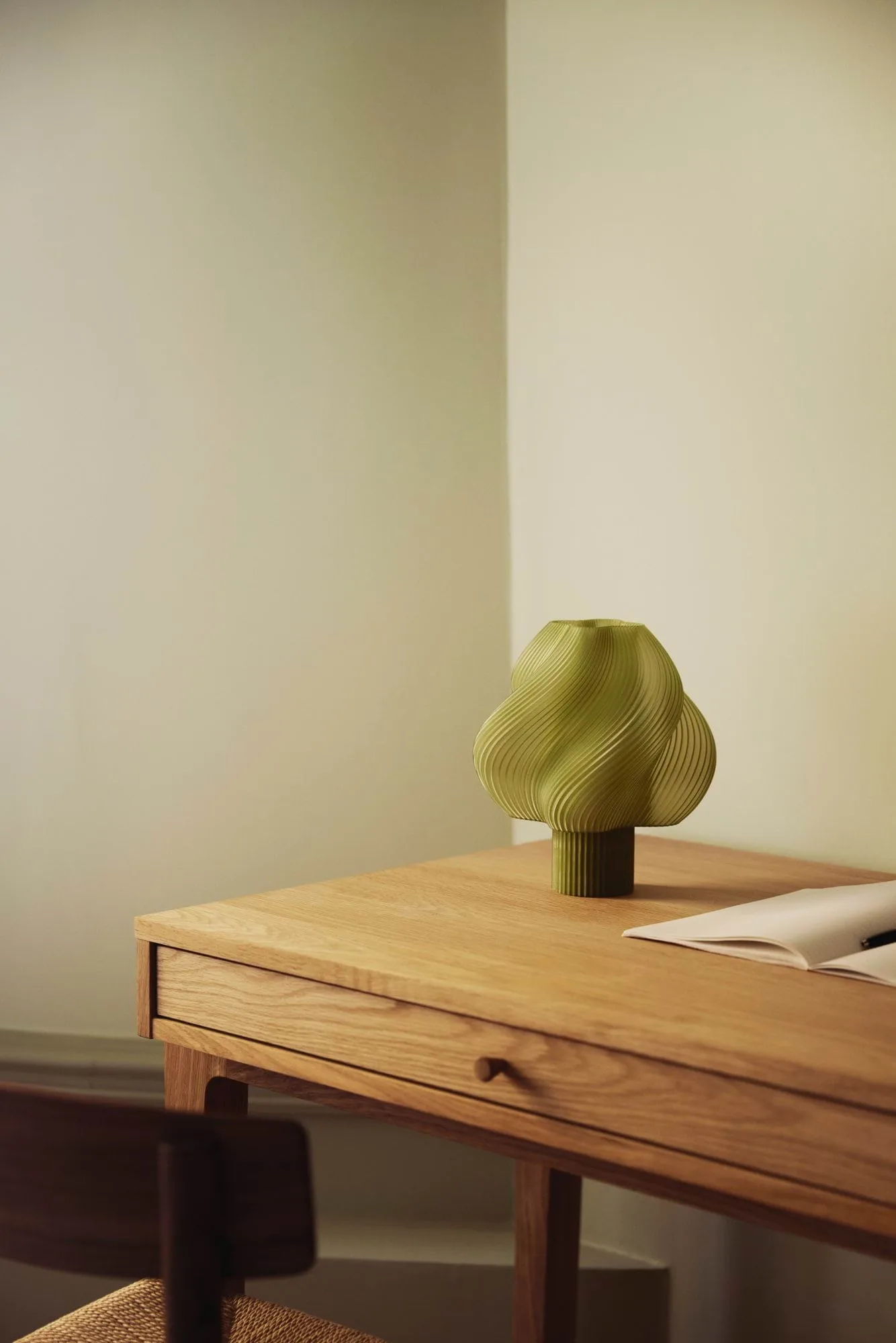 Soft Serve portabel bordslampa, Olive, 23 cm Crème Atelier